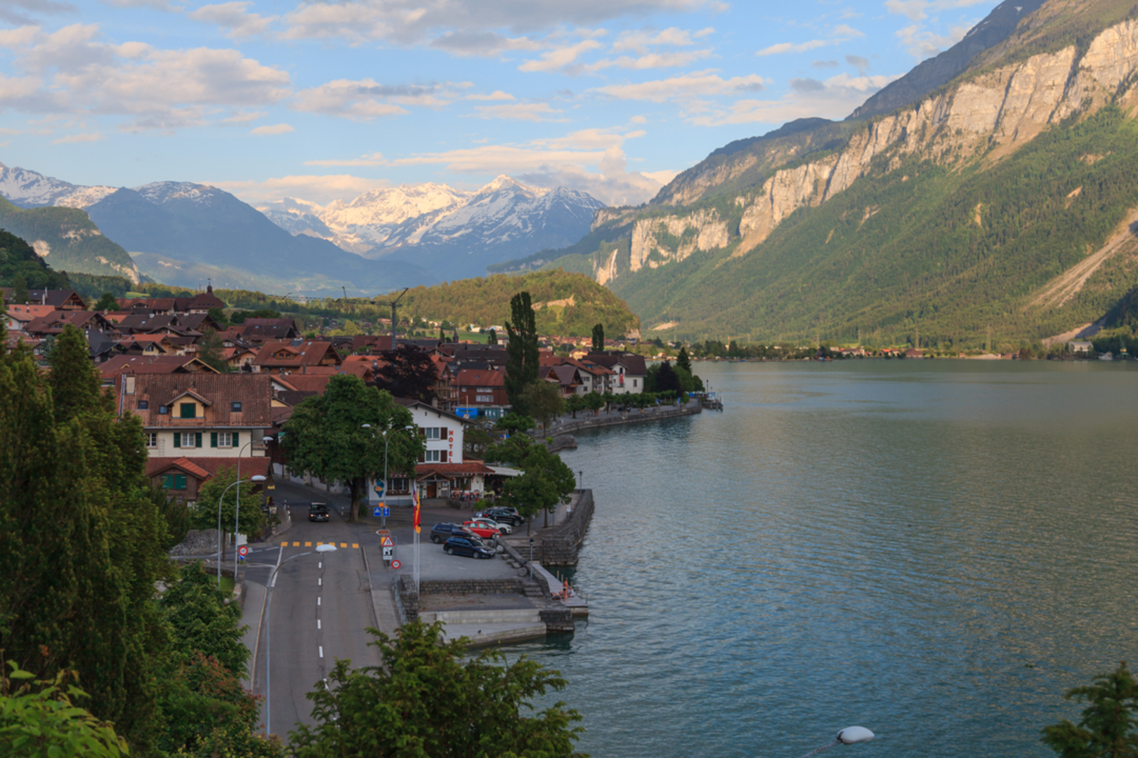 An image depicting the trail Banks of Lake Brienz and its surrounding area.