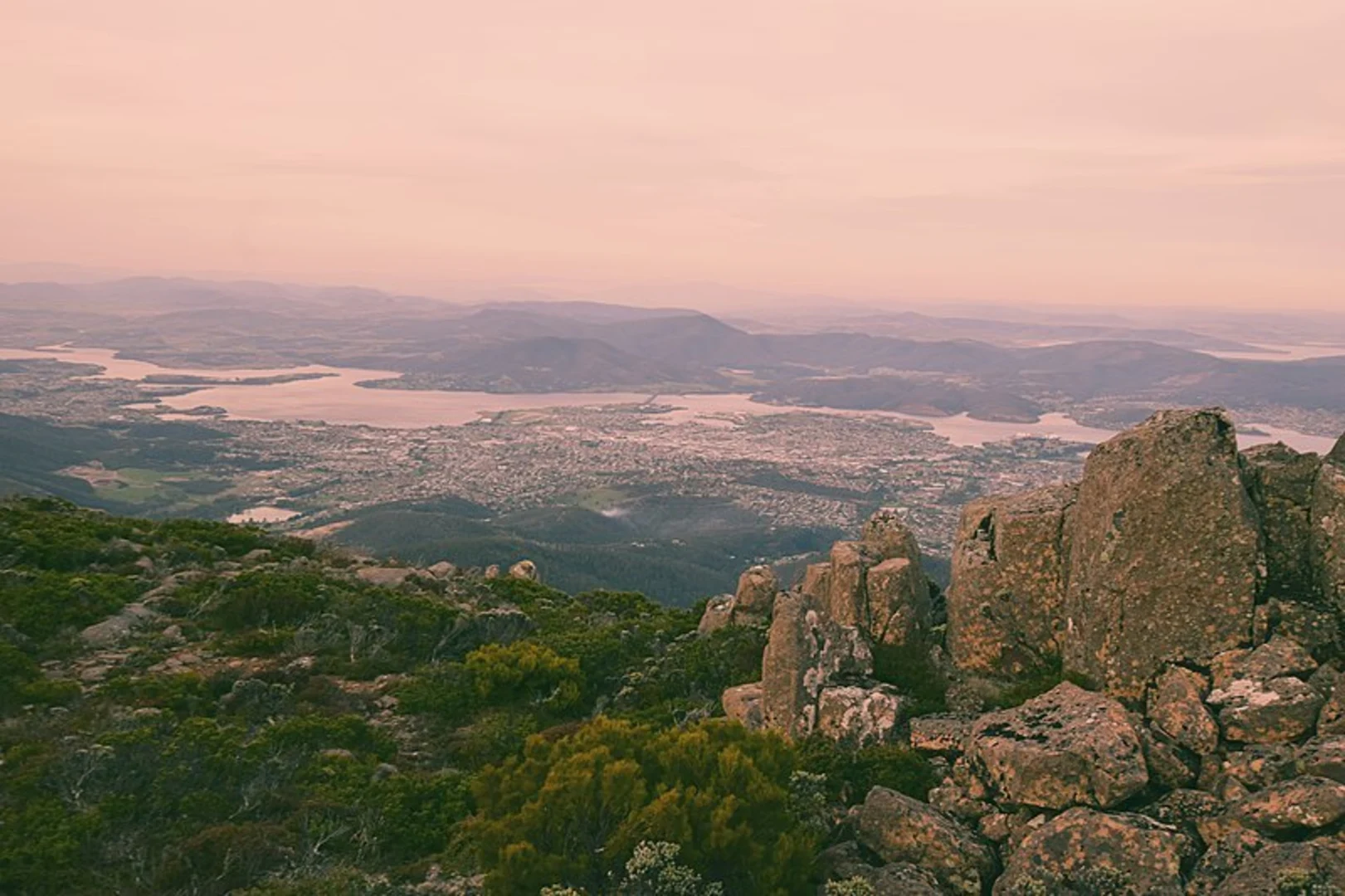 An image depicting the trail Pinnacle to Zig Zag Track and its surrounding area.