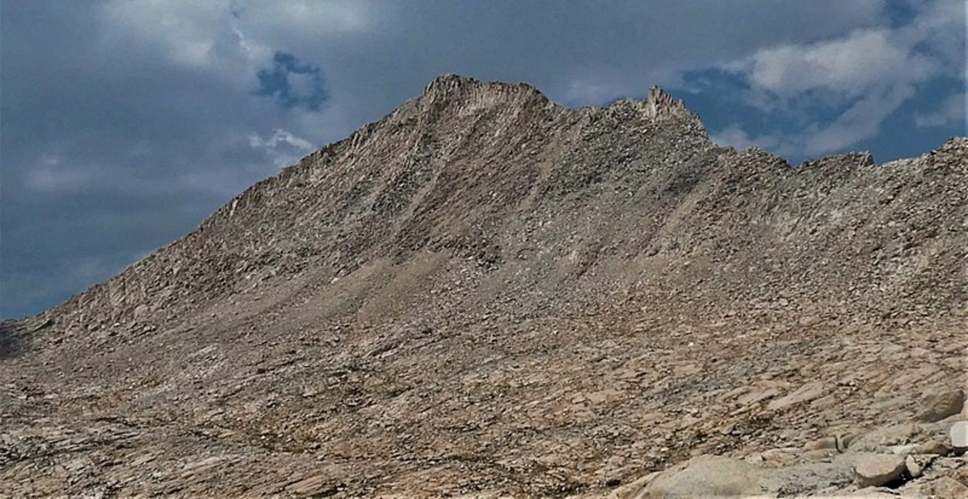 An image depicting the trail Lake Italy via Pine Creek Pass Trail and its surrounding area.