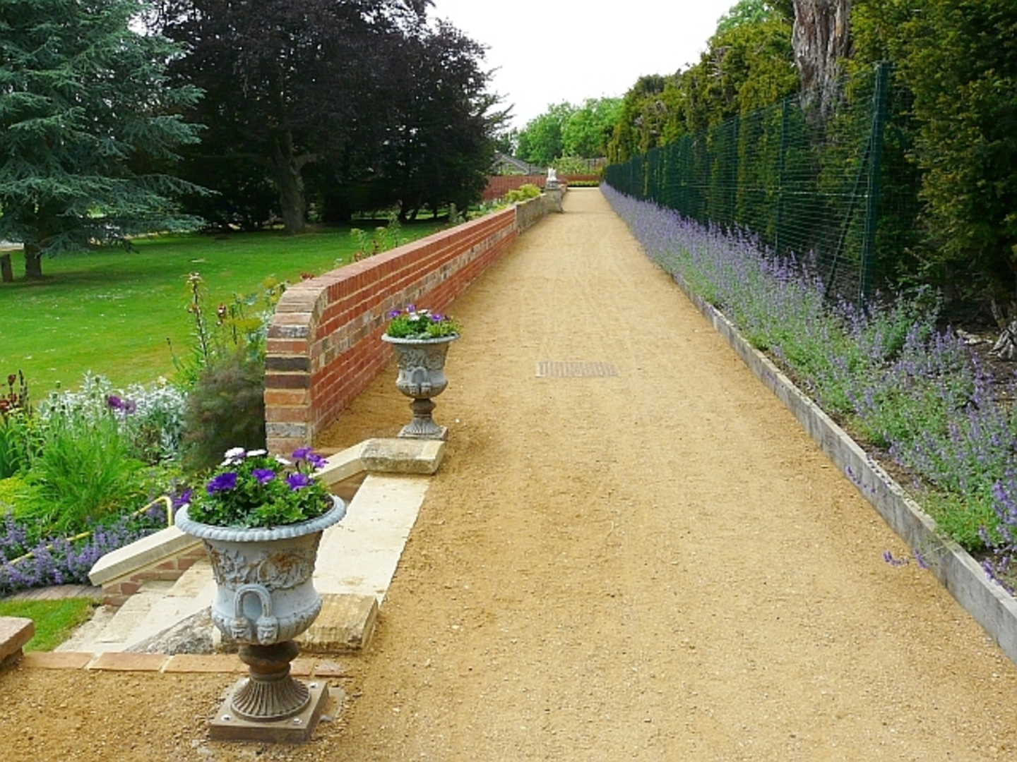 An image depicting the trail Caversham Court Gardens Loop and its surrounding area.