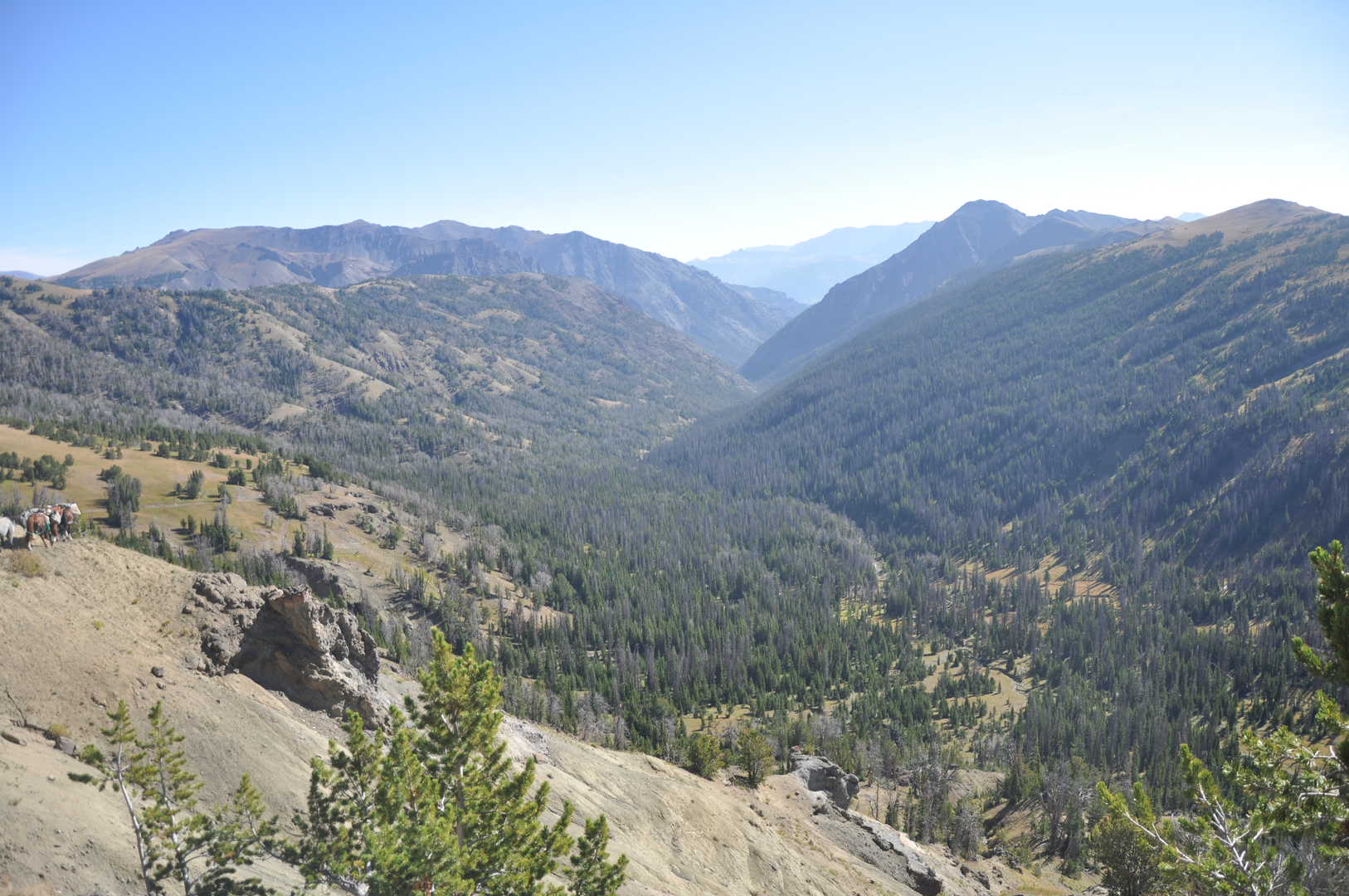 An image depicting the trail Deer Creek Pass and Deer Lake via Long Canyon Trail and its surrounding area.