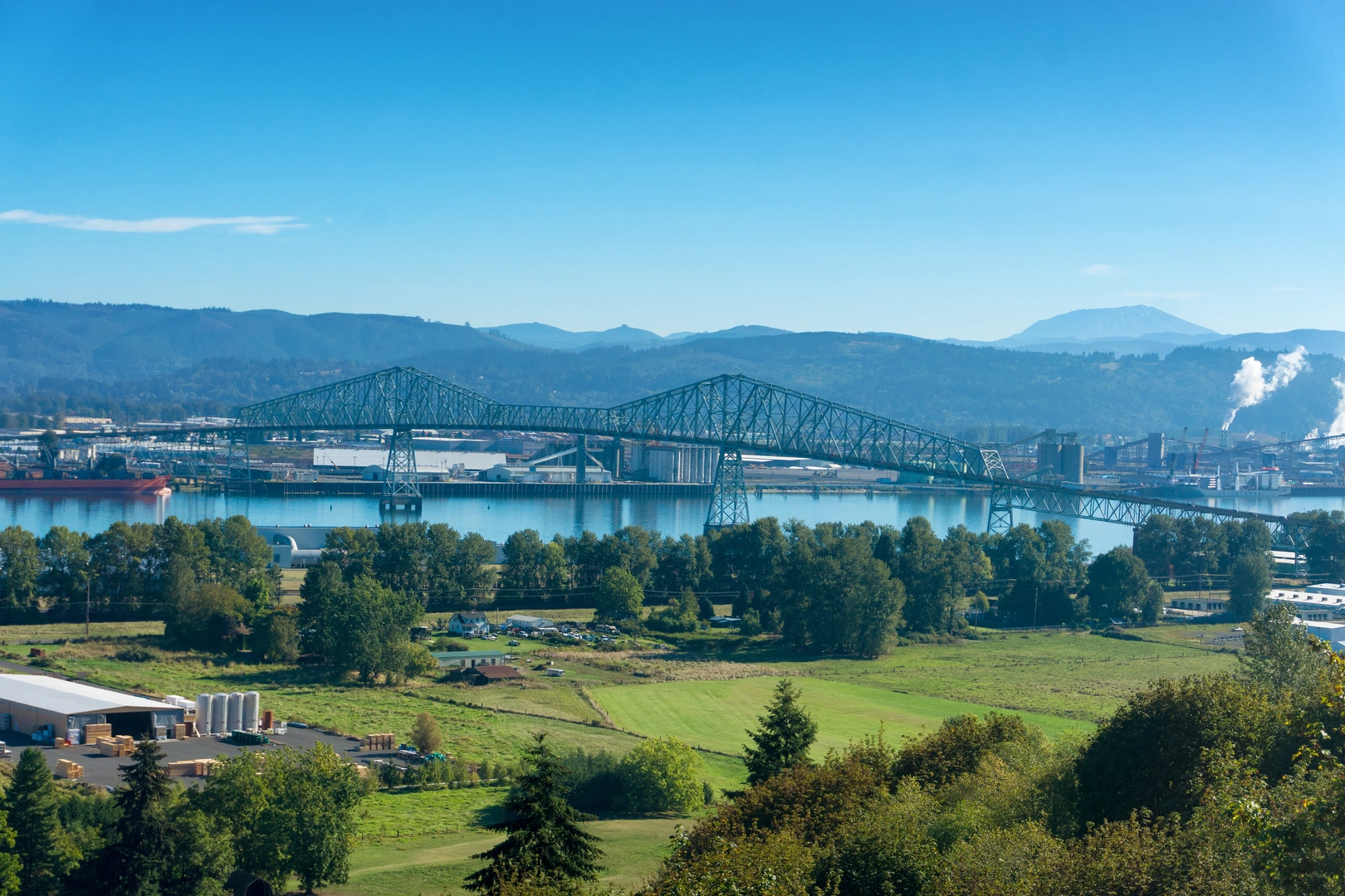 An image depicting the trail Mount Adams Highline Trail and its surrounding area.