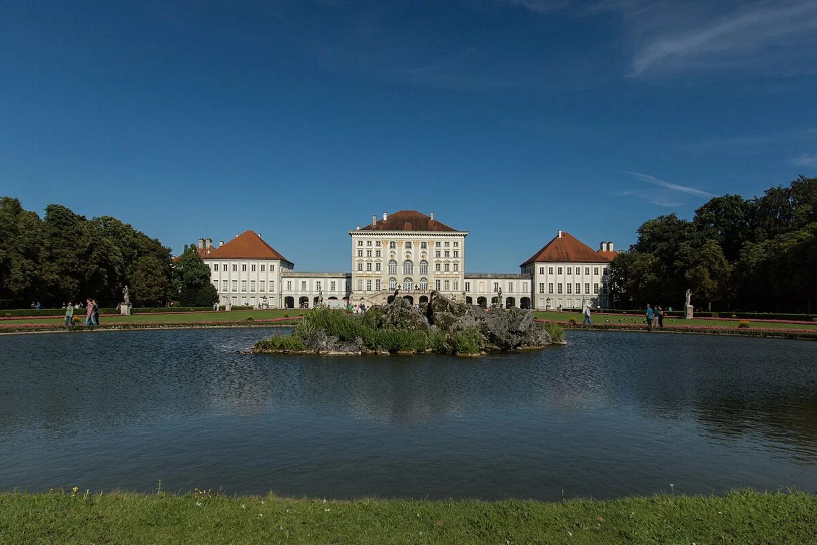 An image depicting the trail Schlosspark Nymphenburg Loop via Badenburger See and its surrounding area.