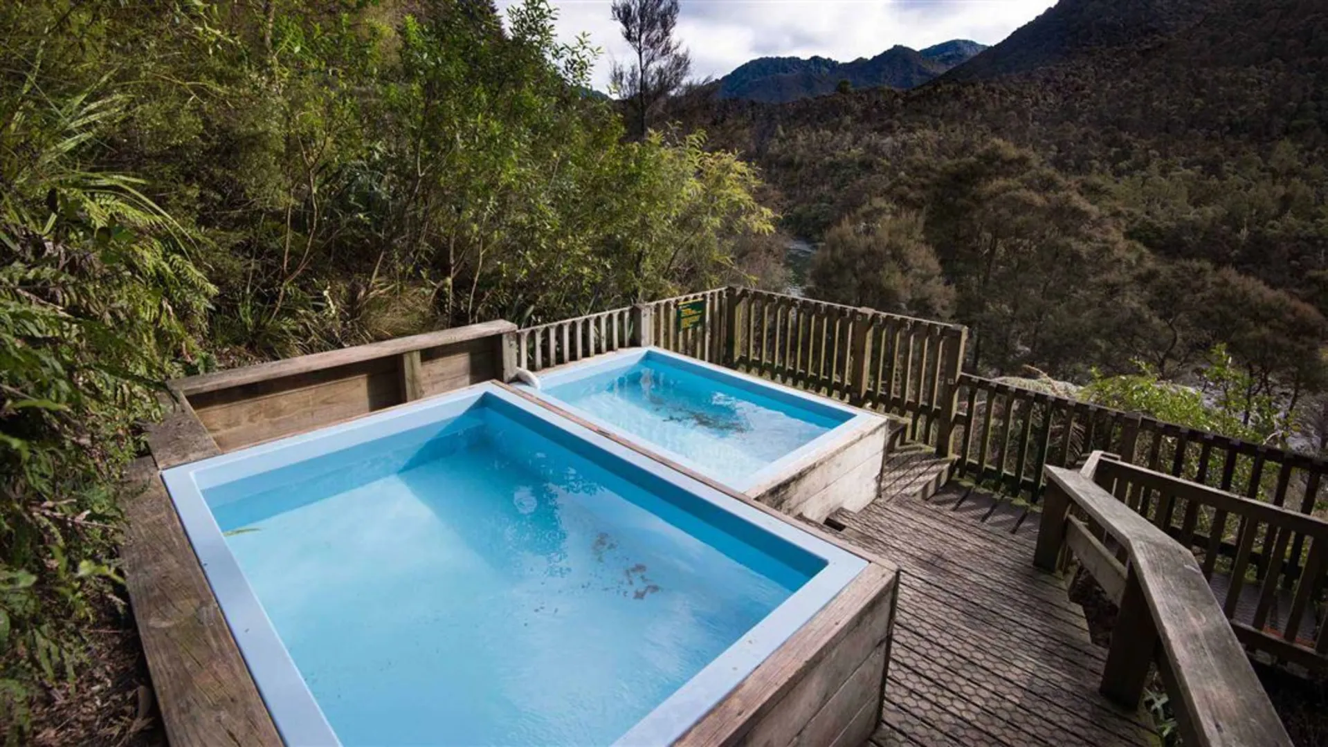 An image depicting the trail Te Puia Hut Track and Mangatainoka Hot Springs and its surrounding area.