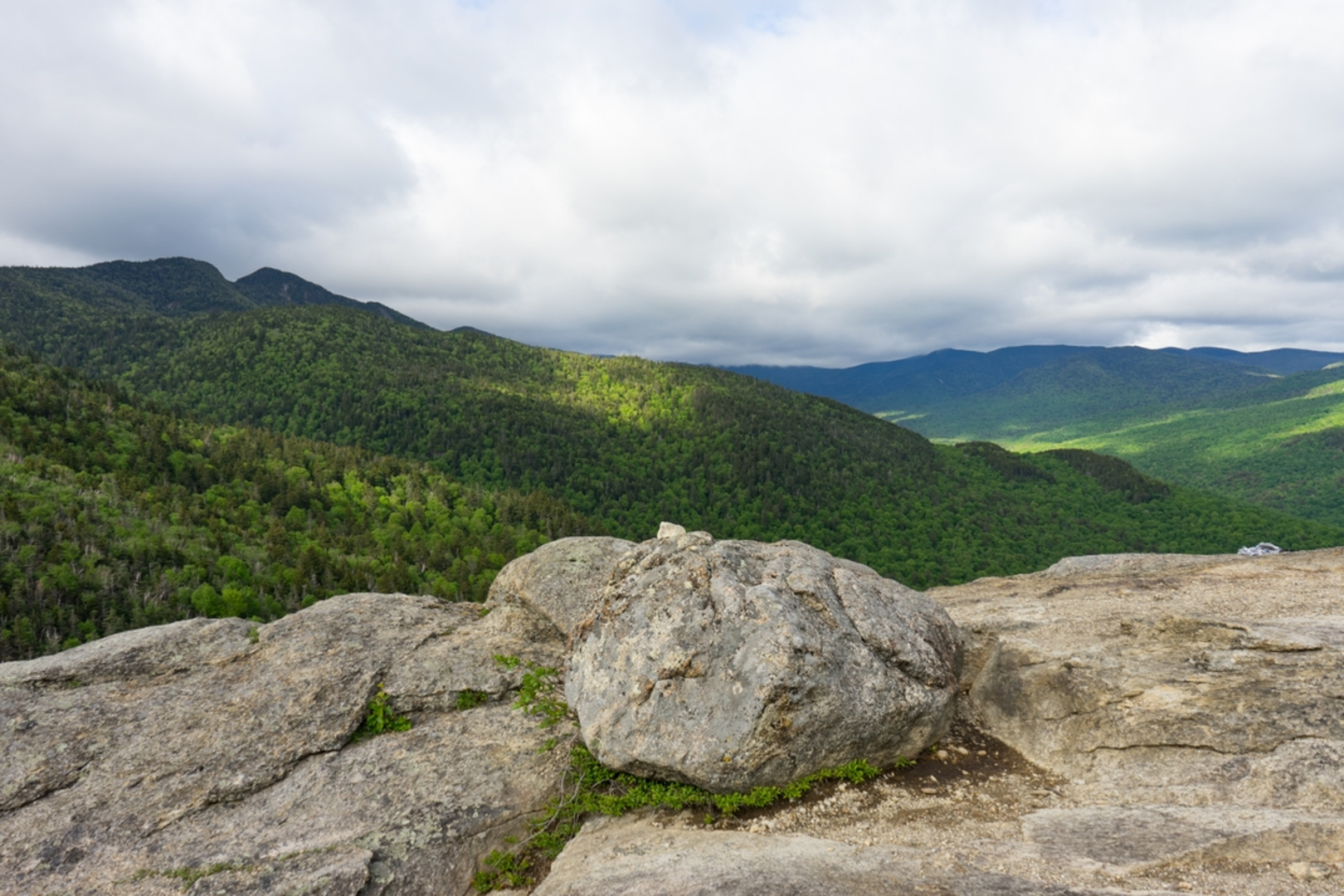 An image depicting the trail Rooster Comb and Hedgehog Mountain Loop via WA White Trail and its surrounding area.