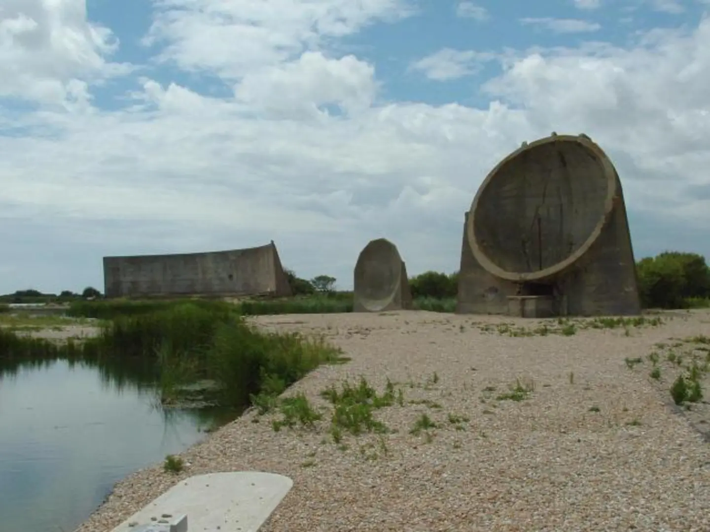 An image depicting the trail Sound Mirrors Walk and its surrounding area.