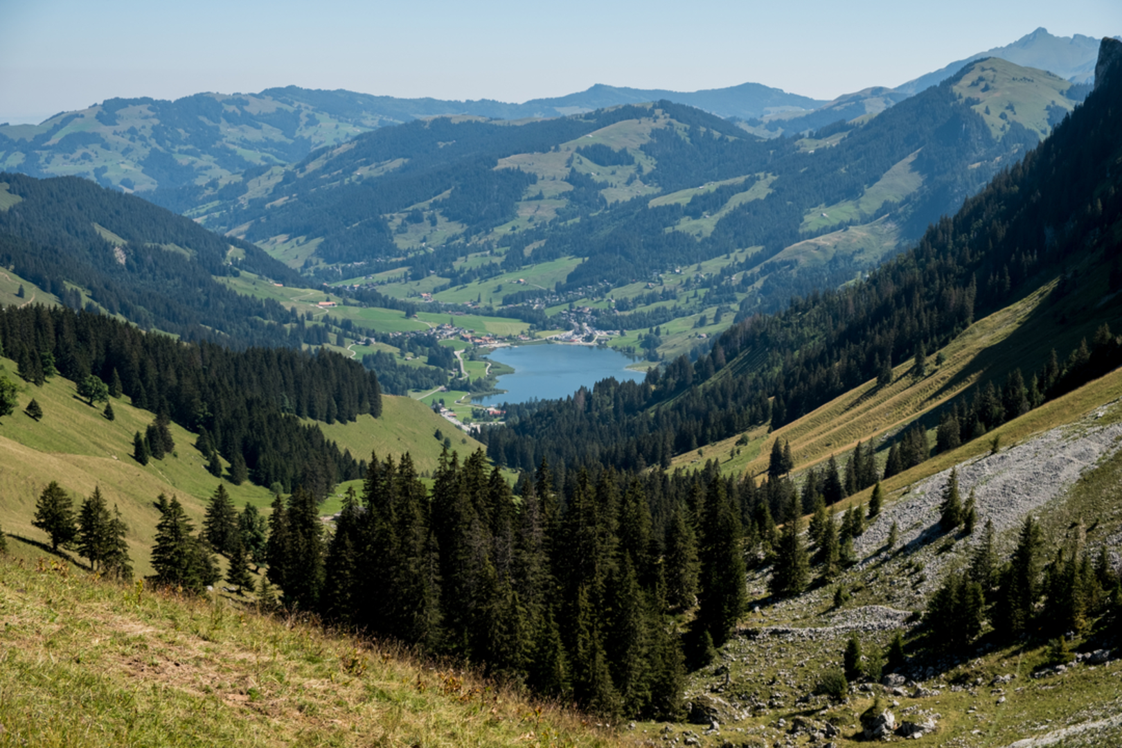An image depicting the trail Schwarzsee-Aroleid - Nr 124 and its surrounding area.
