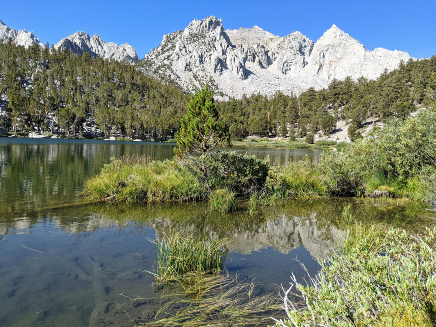 An image depicting the trail Onion Valley Pack Station Trail to Gilbert Lake Trail and its surrounding area.
