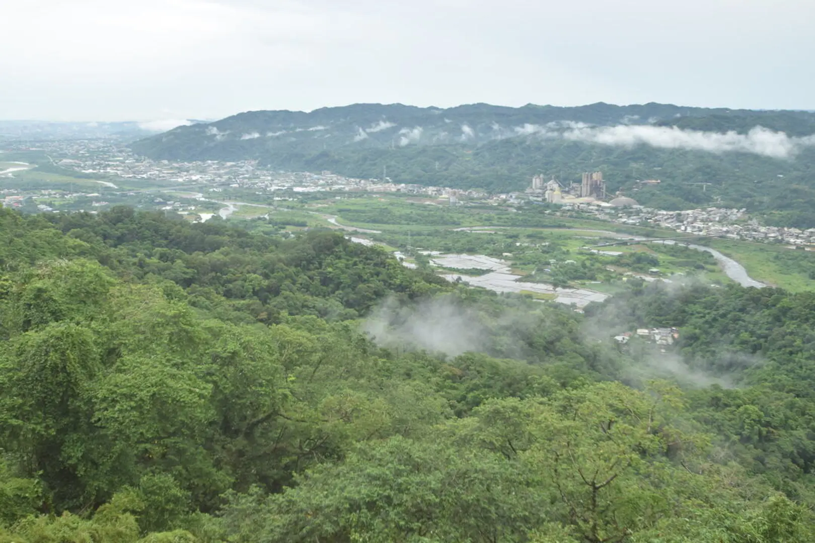 An image depicting the trail Raknus Selu Trail and its surrounding area.