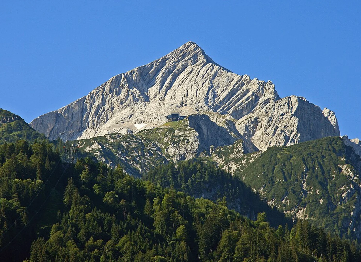 An image depicting the trail Alpspitze and Tunnelfenster Loop and its surrounding area.