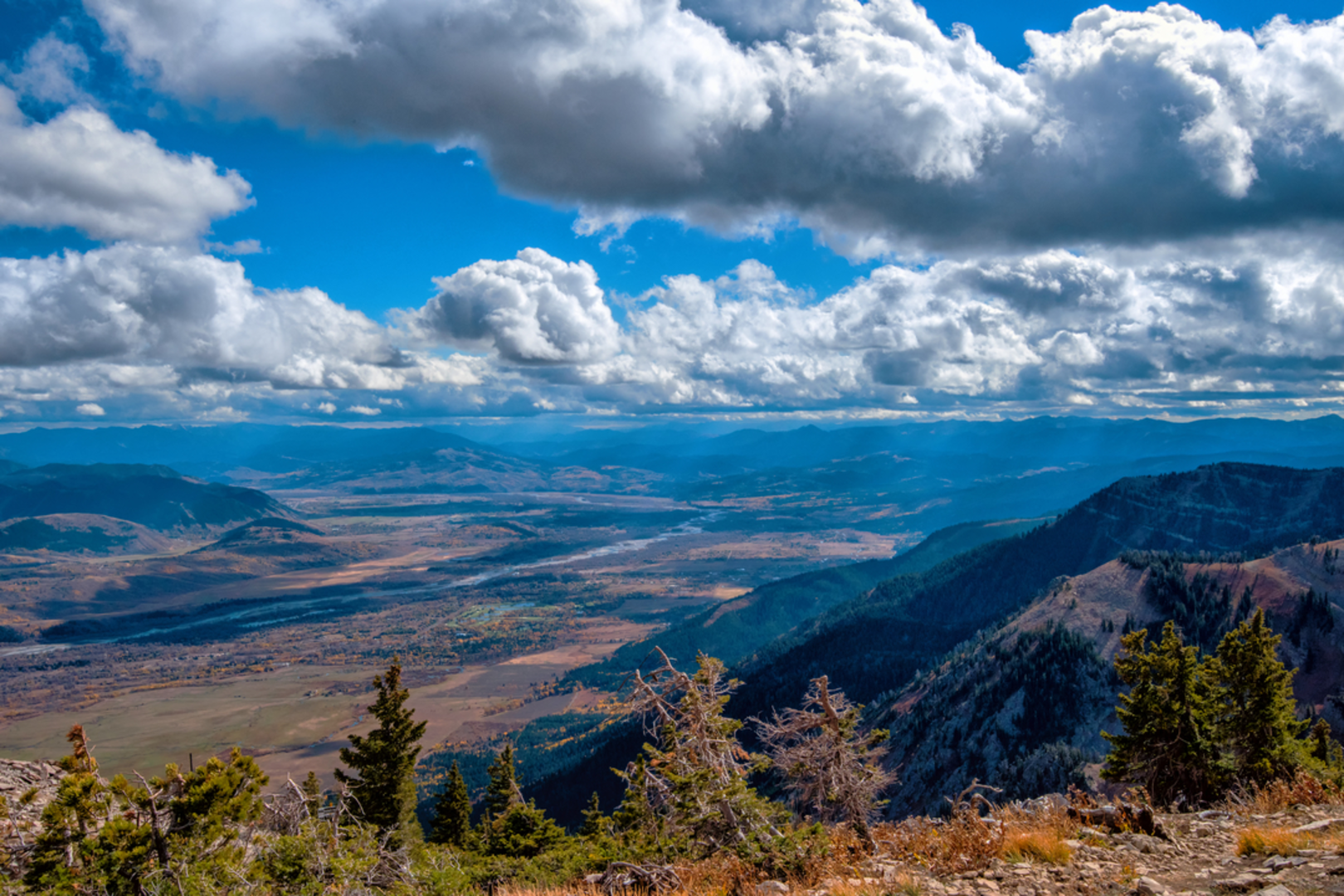 An image depicting the trail Rendezvous Mountain Trail and its surrounding area.