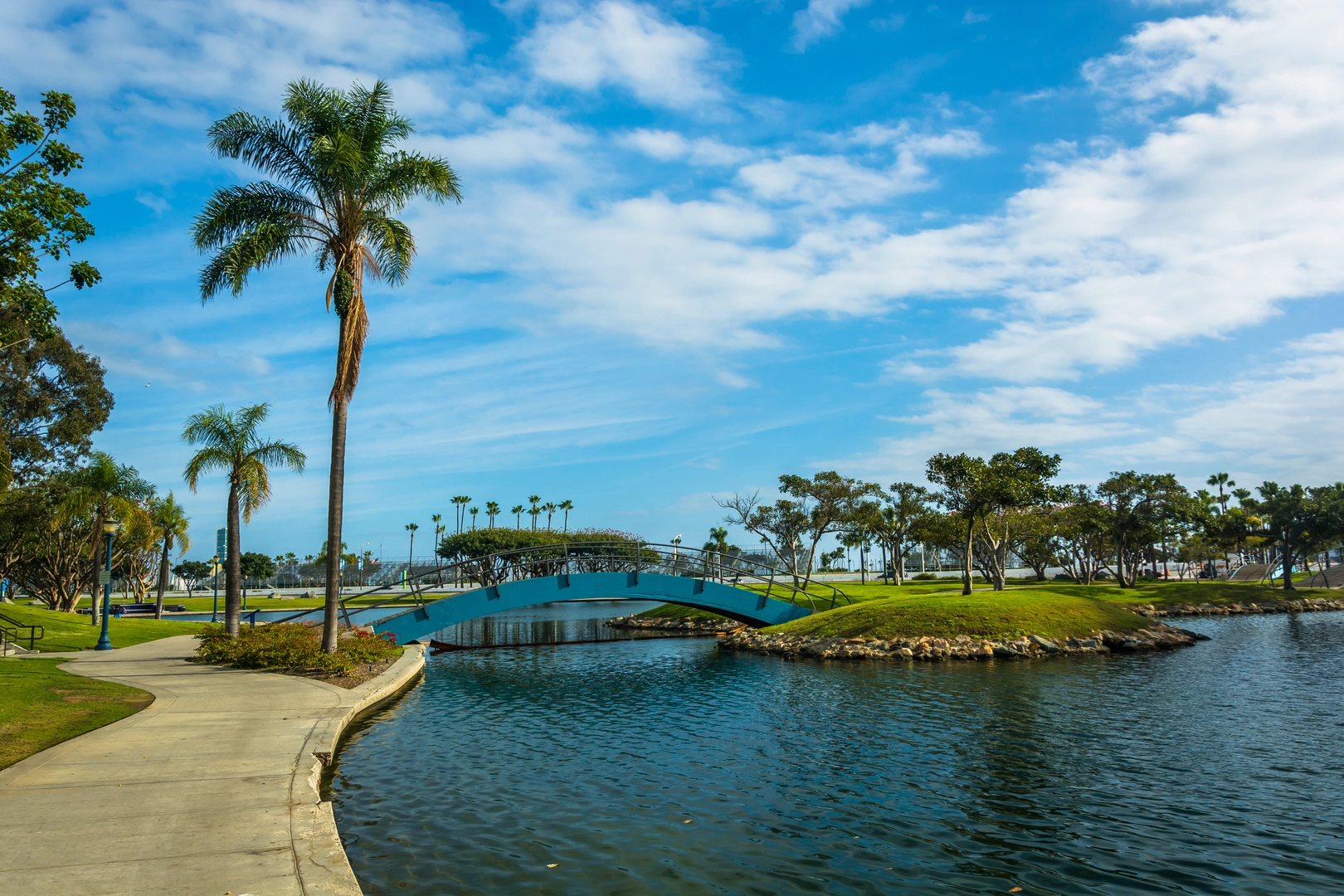 An image depicting the trail Rainbow Lagoon and Rainbow Harbor Loop and its surrounding area.