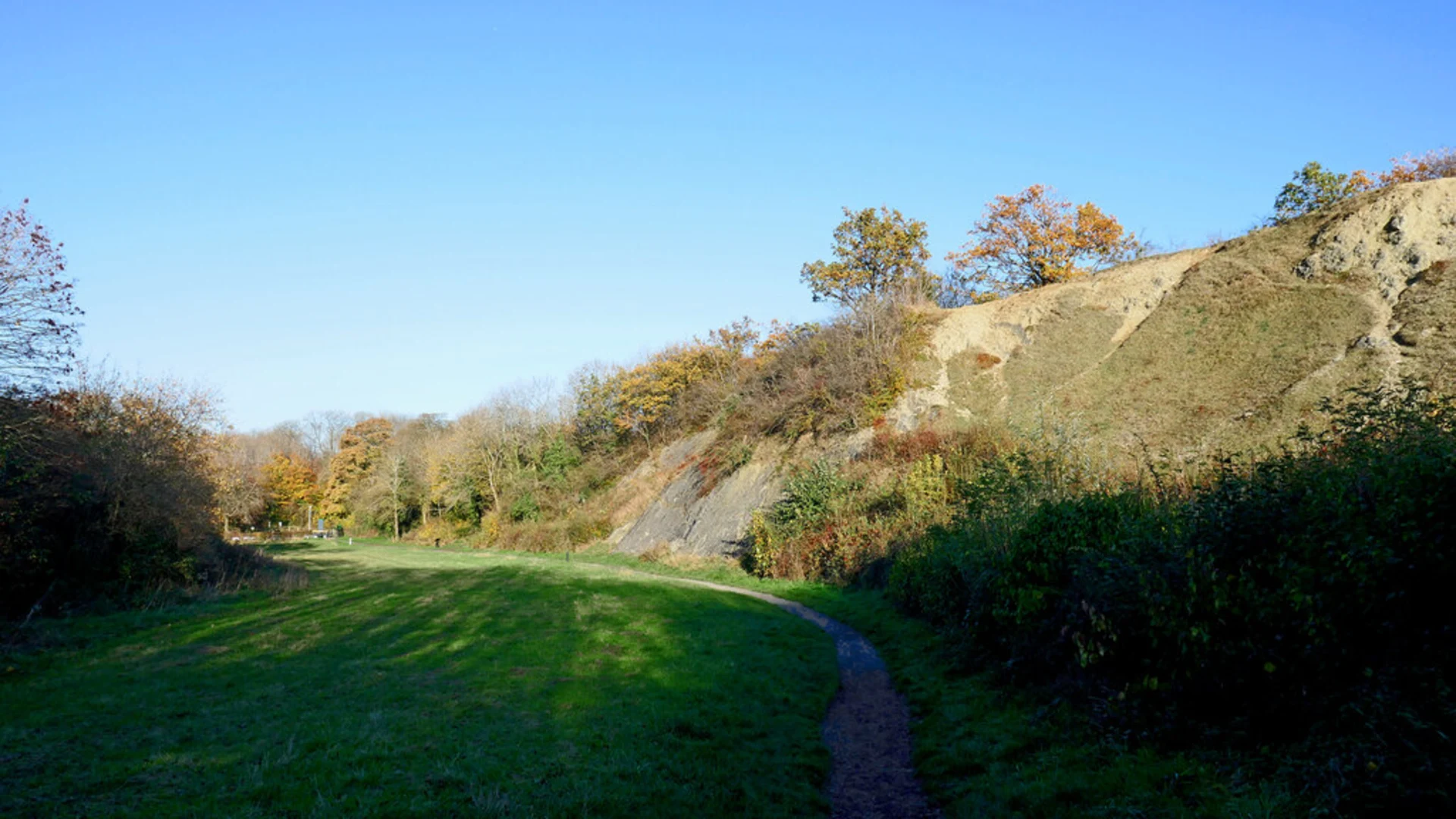 An image depicting the trail Seven SIsters Caverns and Mons Hill Loop and its surrounding area.