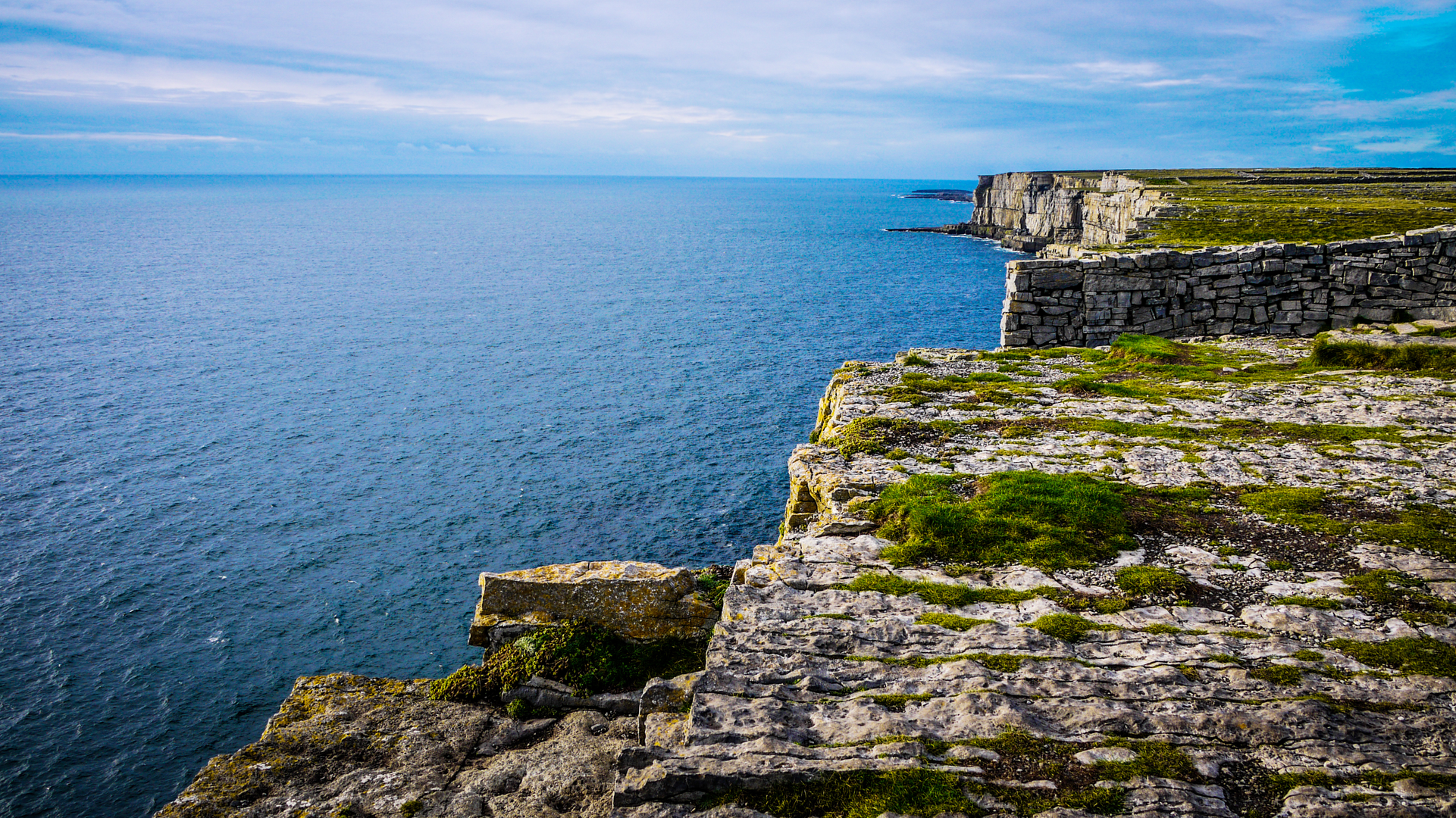 An image depicting the trail Inis Mor - Lub Cill Mhuirbhigh and its surrounding area.