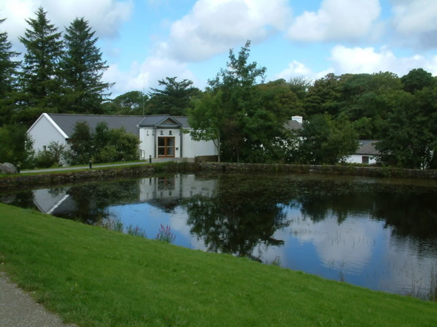 An image depicting the trail An Bhinn Dubh and An Bhinn Bhán from Connemara and its surrounding area.