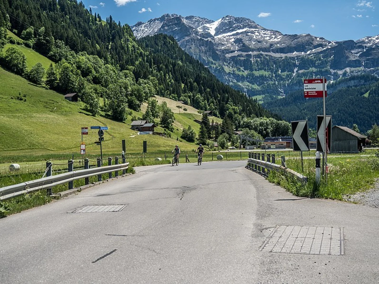 An image depicting the trail Iffig Falls, Simmen Falls and Springs of Simme Loop from Lenk and its surrounding area.
