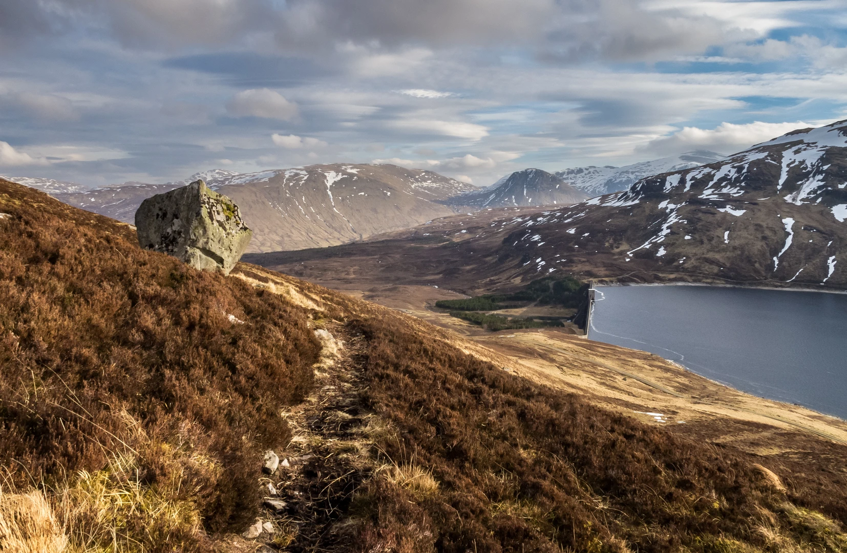 An image depicting the trail Meall an Odhar and Stuchd an Lochain and its surrounding area.