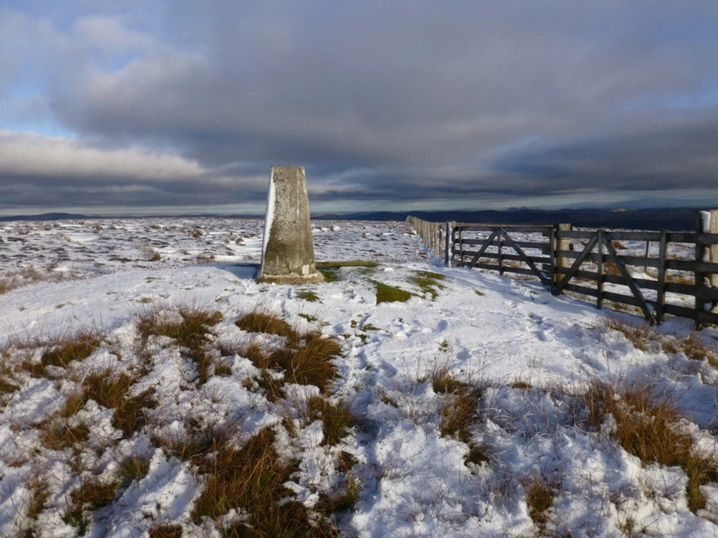 An image depicting the trail Glen Sax Loop from Peebles and its surrounding area.