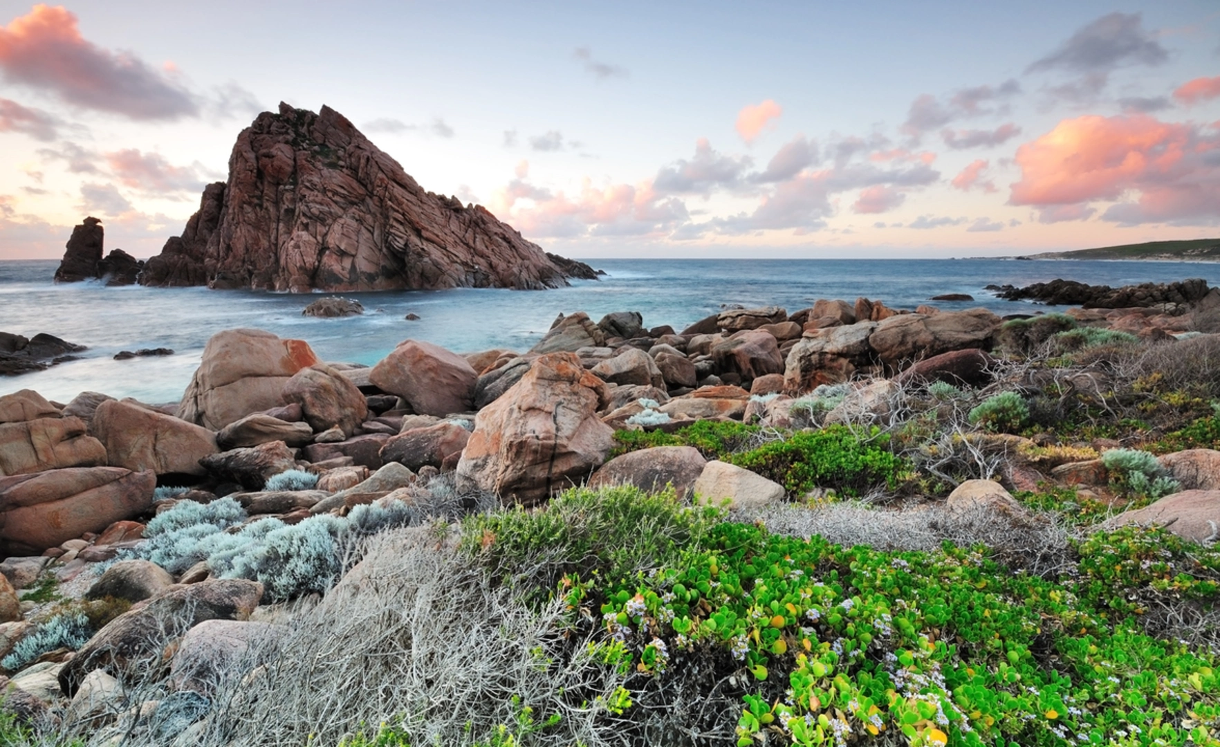 An image depicting the trail Cape Naturaliste to Sugarloaf Rock and its surrounding area.