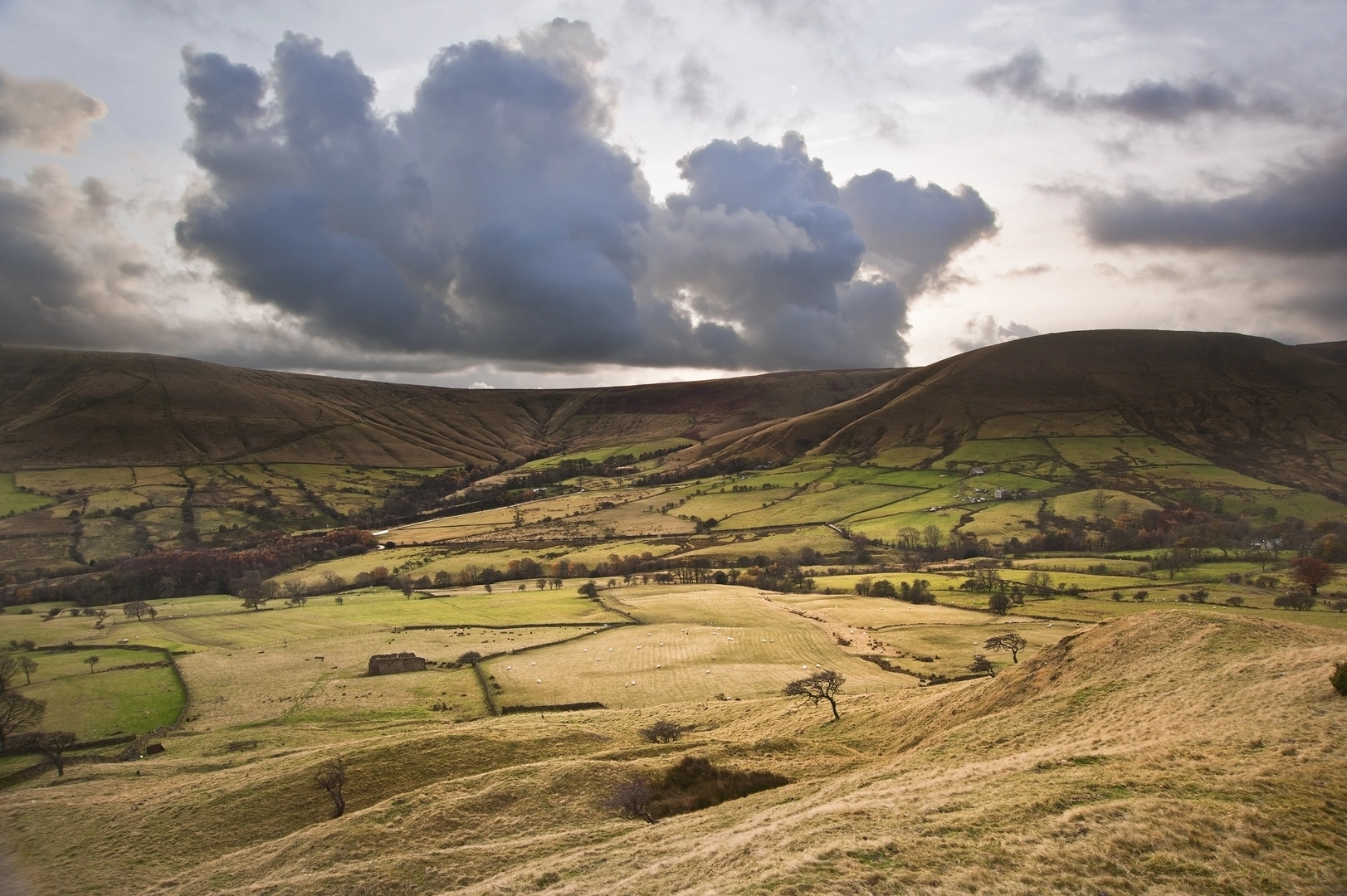An image depicting the trail Kinder Scout Loop from Edale and its surrounding area.