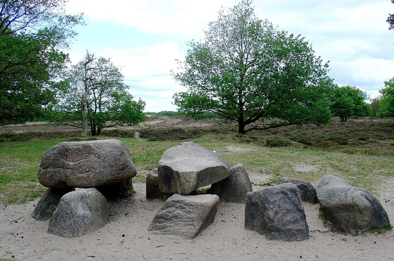 An image depicting the trail Oudemolense Veld, Gasterse Duinen and Achter t Veen Loop and its surrounding area.