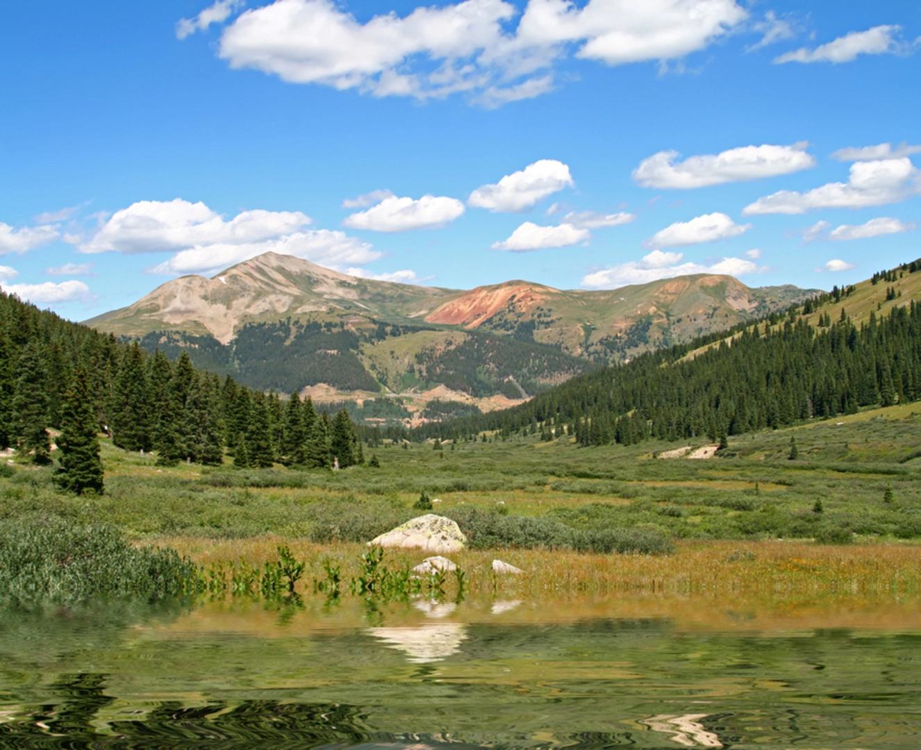 An image depicting the trail Mayflower Lakes, Mohawk Lakes via Spruce Creek Trail and its surrounding area.