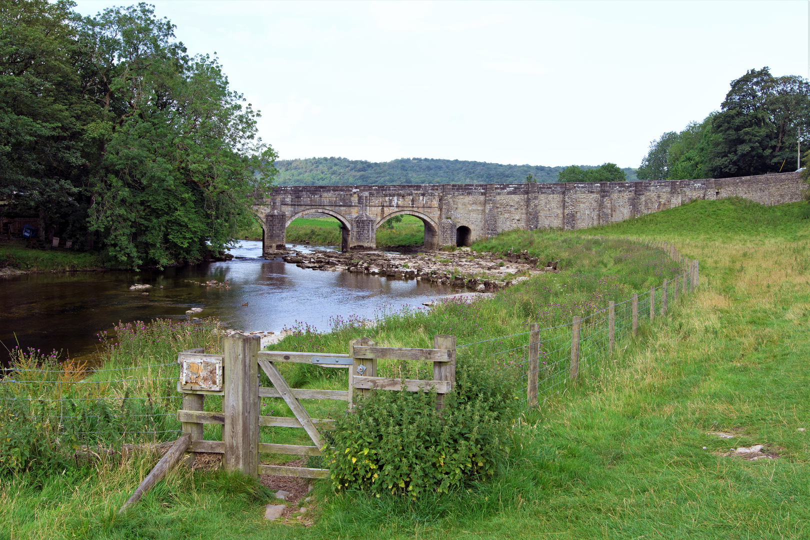 An image depicting the trail Grassington Walk and its surrounding area.