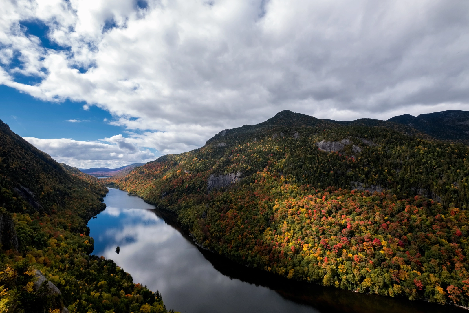 An image depicting the trail Devil's Path and its surrounding area.