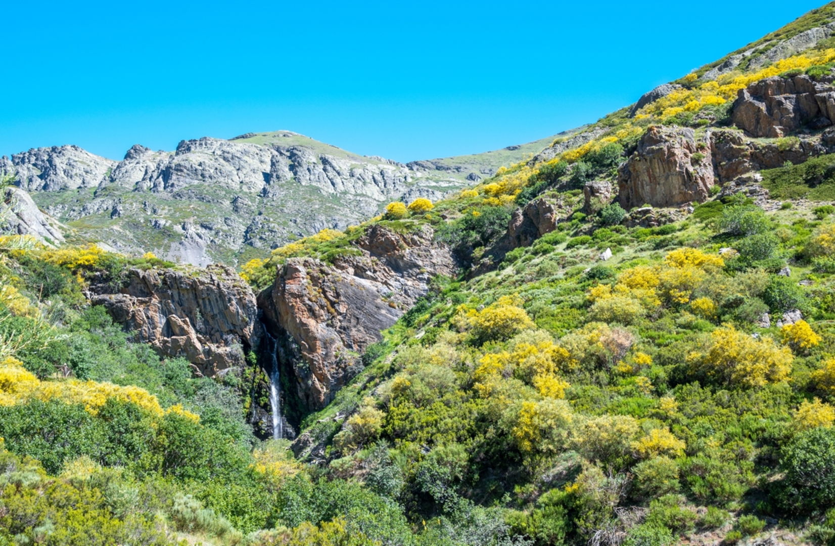 An image depicting the trail Path of the Mazobre Waterfall PR P 6 and its surrounding area.