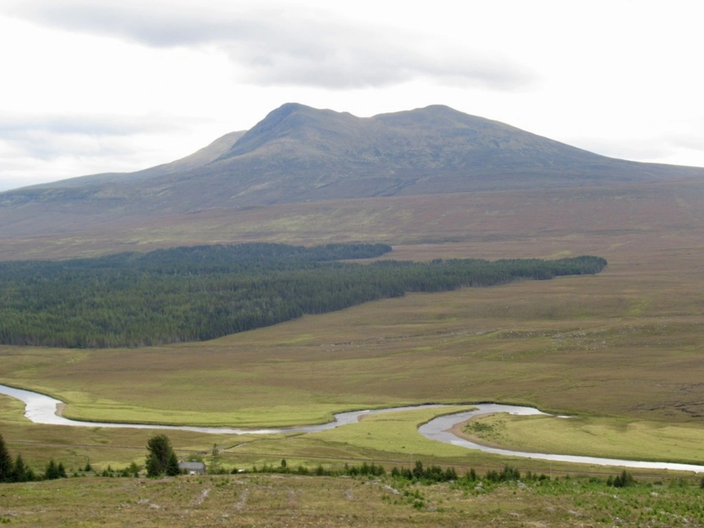 An image depicting the trail Sgùrr a' Mhuilinn and its surrounding area.