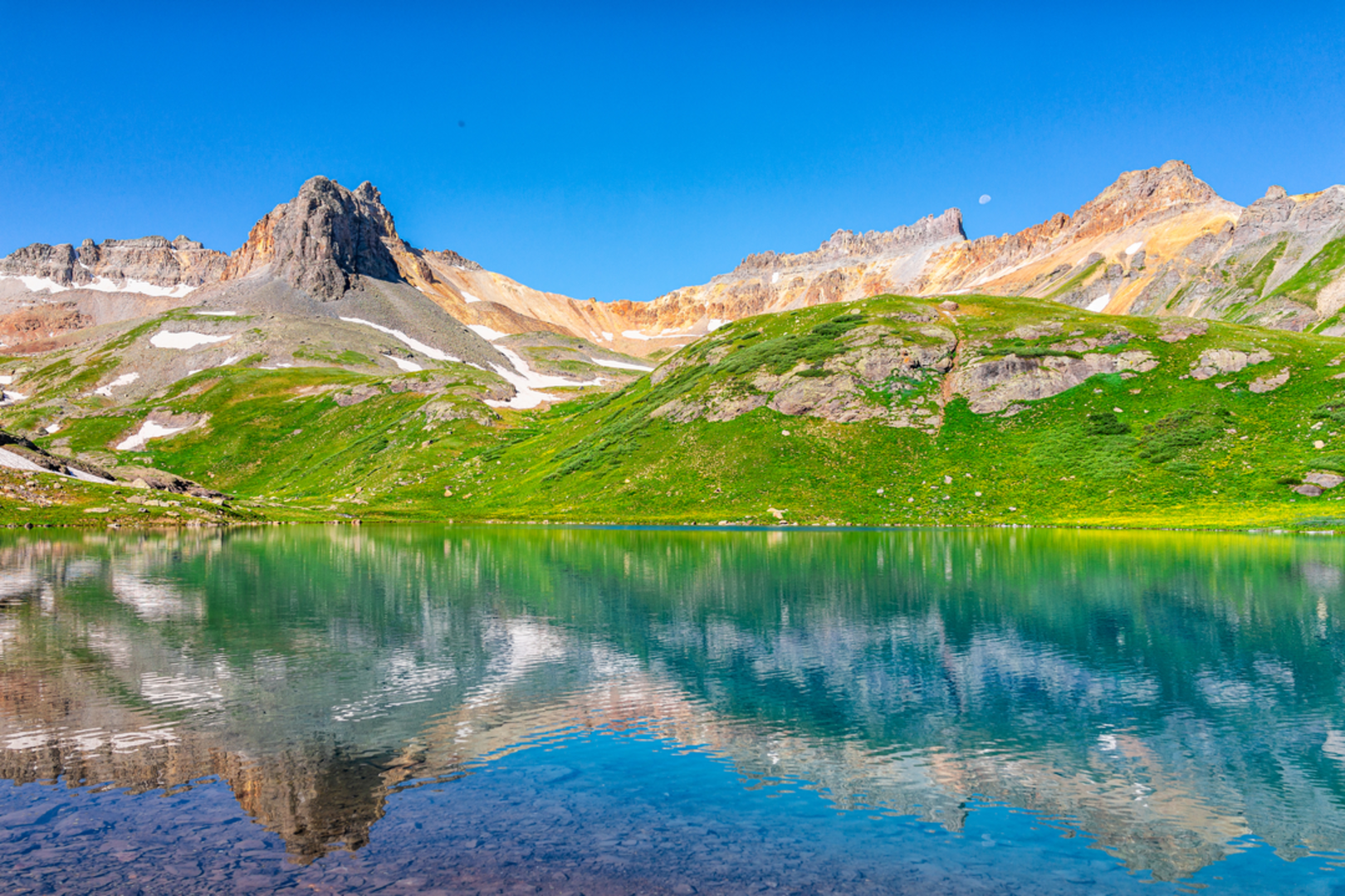 An image depicting the trail Ice Lakes Trail and its surrounding area.