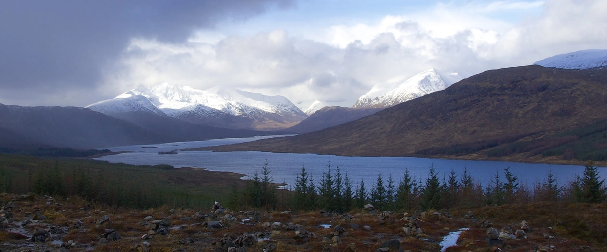 An image depicting the trail Aonach Meadhoin Walk and its surrounding area.
