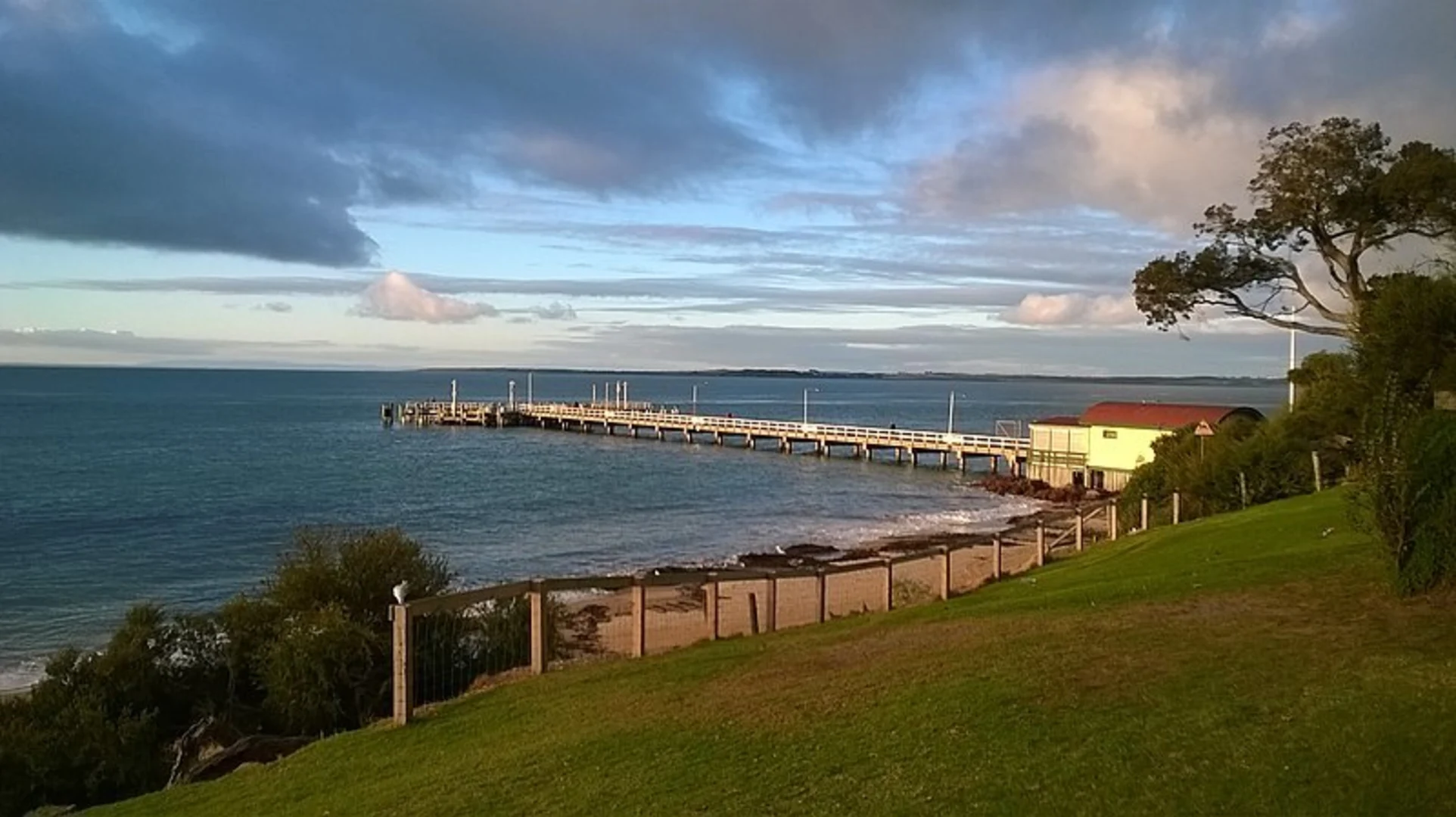 An image depicting the trail Cowes main Beach and Esplanade Walk and its surrounding area.