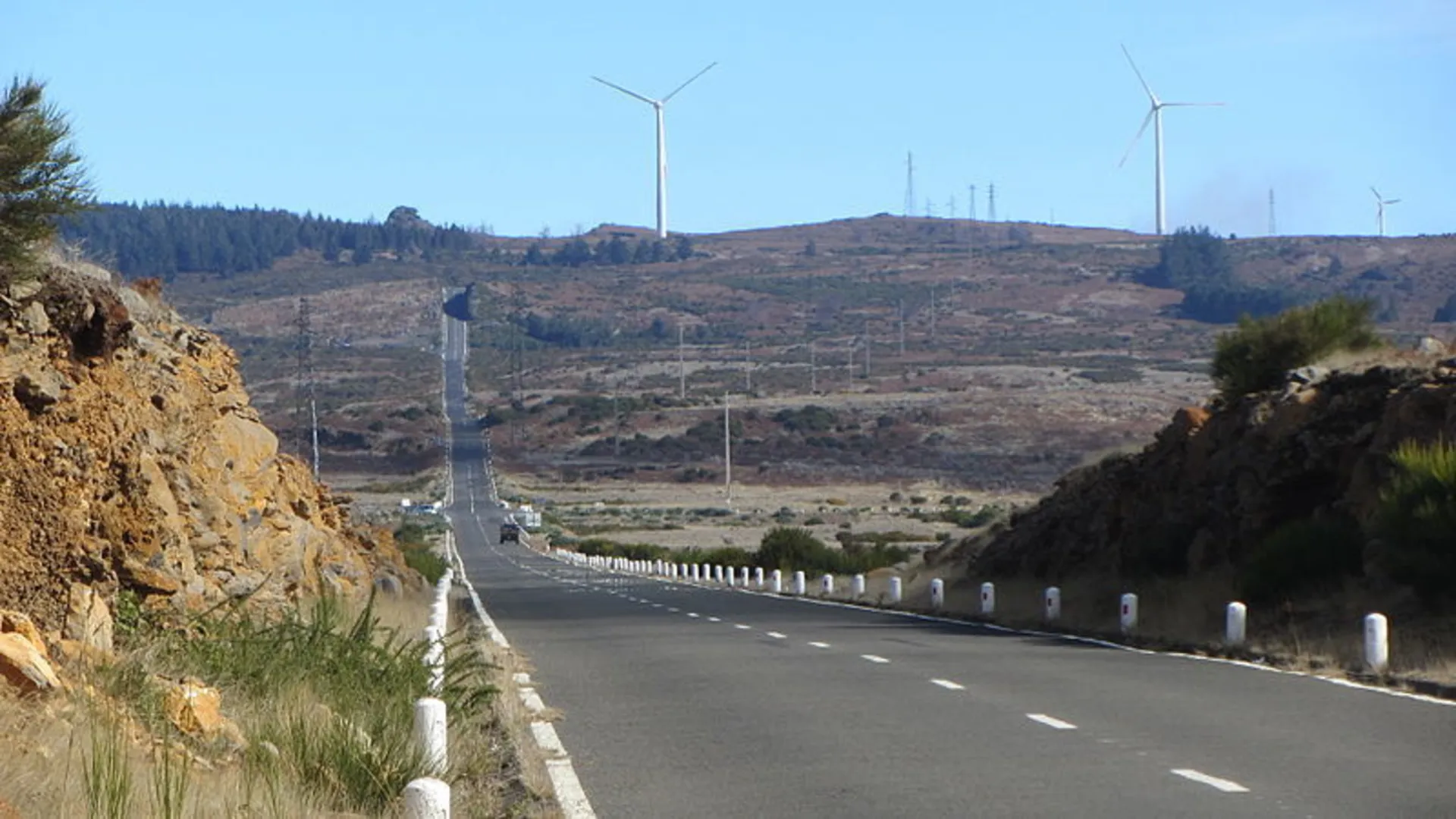 An image depicting the trail PR 13 Vereda do Fanal and its surrounding area.