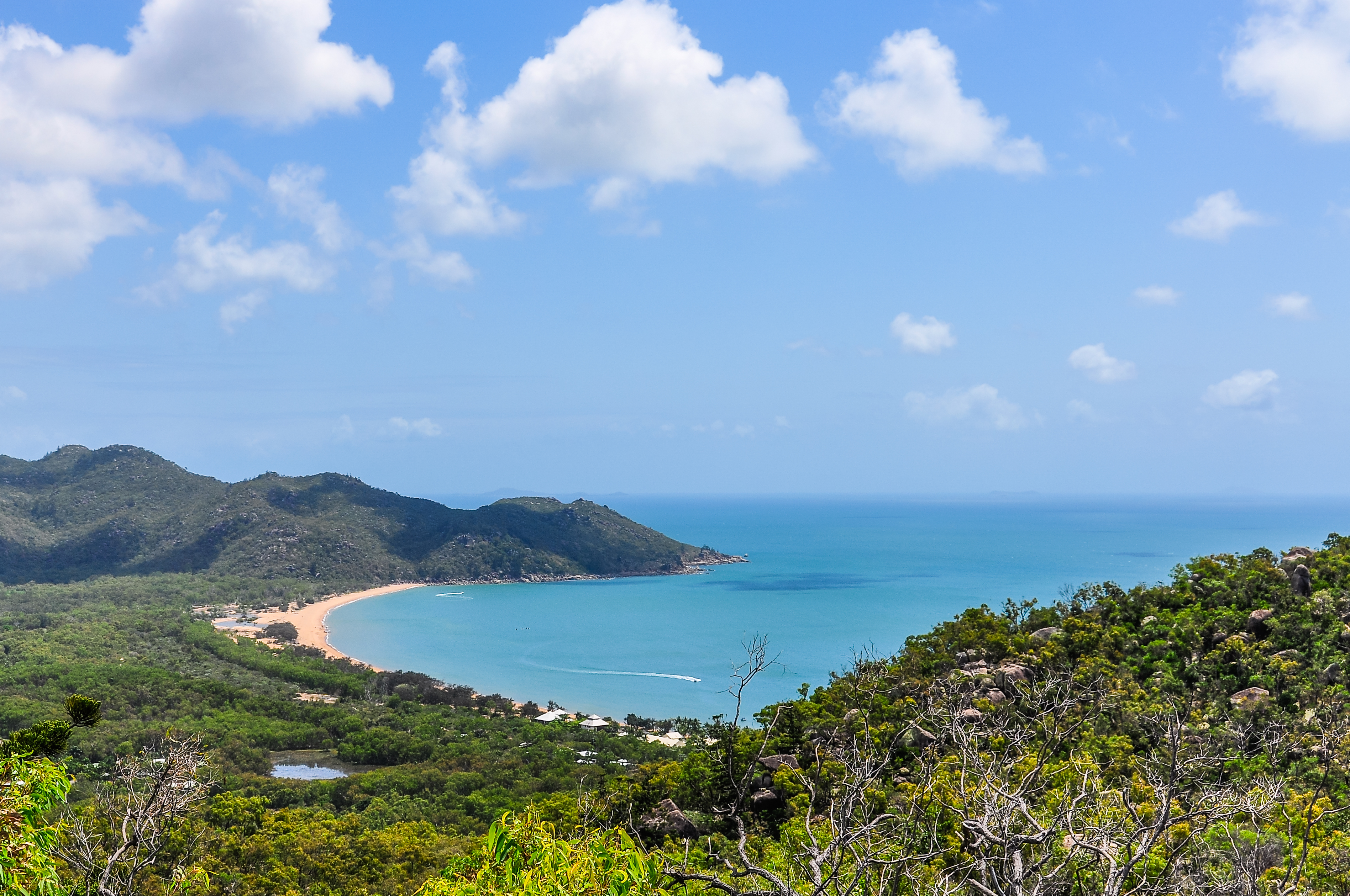 An image depicting the trail Magnetic Island National Park and its surrounding area.