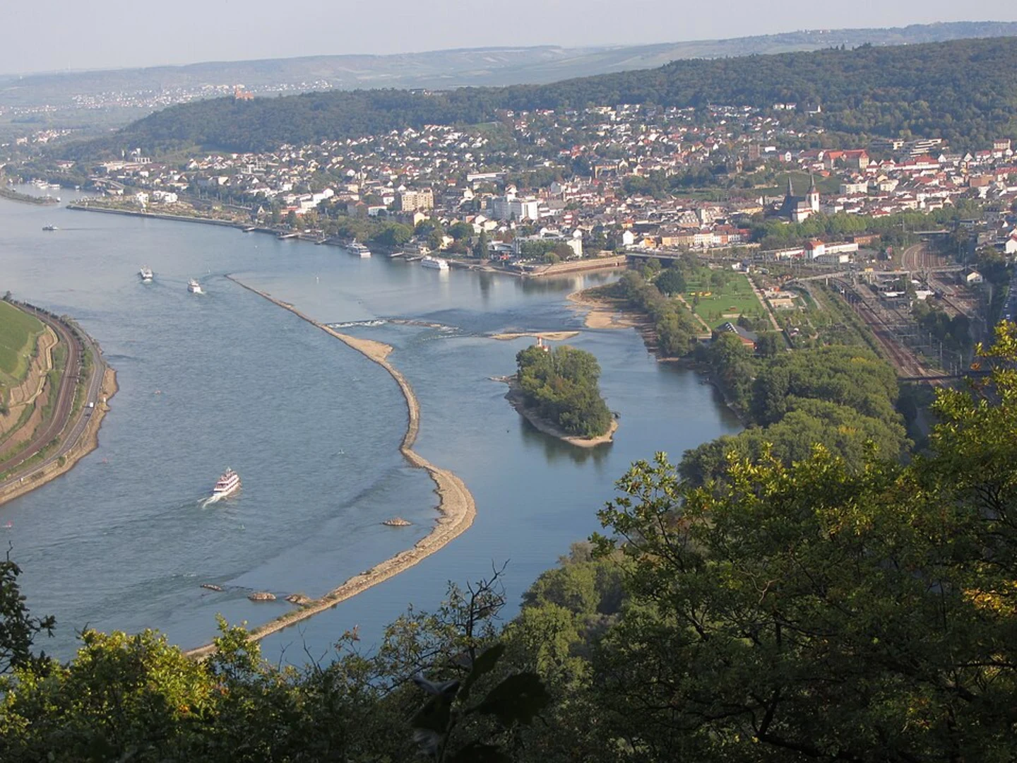 An image depicting the trail Assmannshausen, Rossel and Binger Loch Blick Loop via Loop via Waldstraße and its surrounding area.
