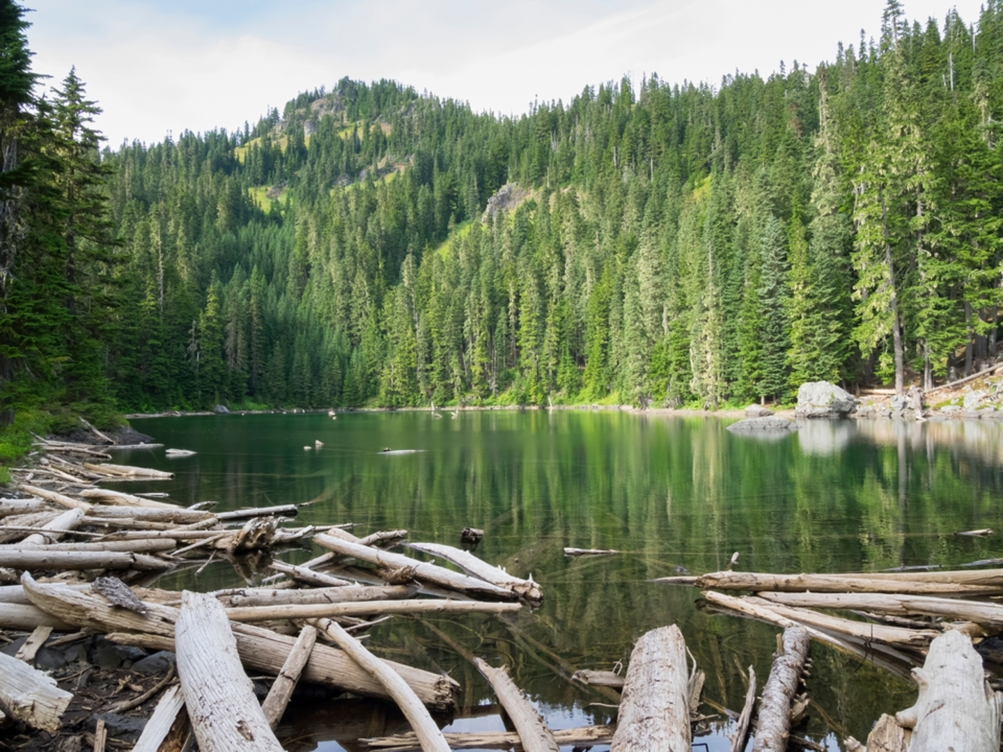 An image depicting the trail Kendall Peaks and Lakes Trail and its surrounding area.