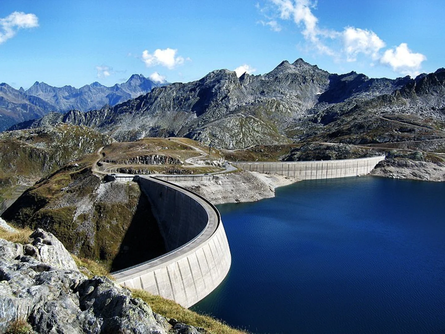 An image depicting the trail Alpe Pesciüm to Ulrichen and its surrounding area.