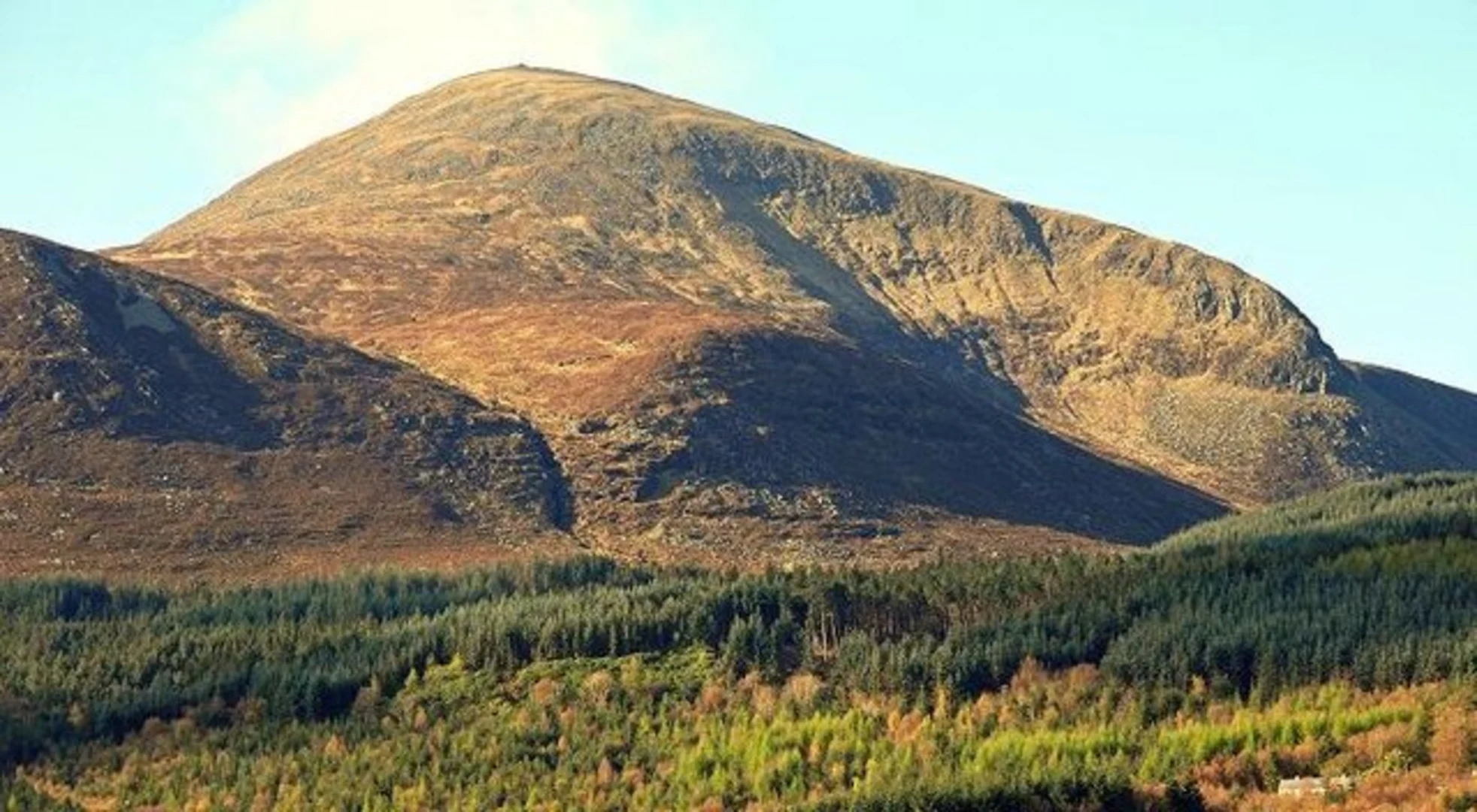 An image depicting the trail Chimney Rock and Cove Mountain Loop from Glasdrumman and its surrounding area.