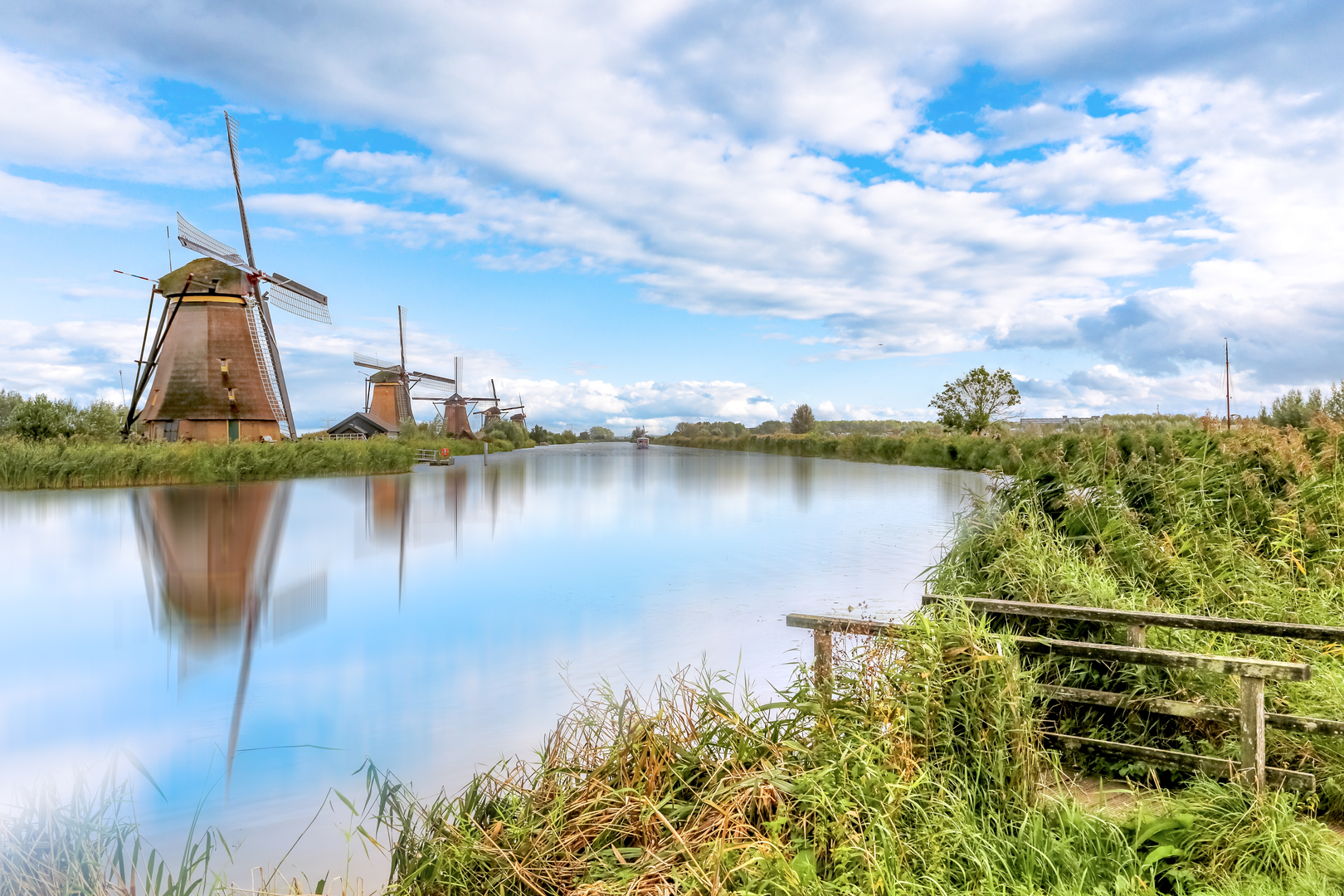 An image depicting the trail Molenstraat and Achterkade via Donkse Laagten, Kortlandse Molen and Museum Windmill Nederwaard and its surrounding area.