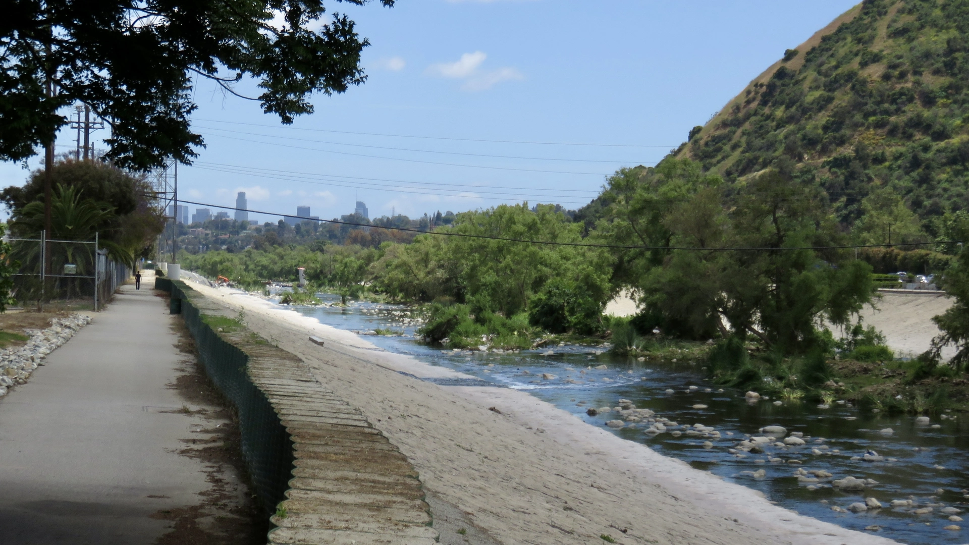 An image depicting the trail Glendale Narrows Riverwalk and its surrounding area.