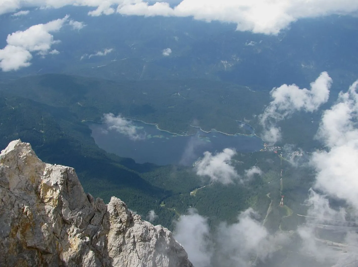 An image depicting the trail Untersee, Roßkopf and Steinriglwald Loop via Eibsee Rundwanderweg and its surrounding area.