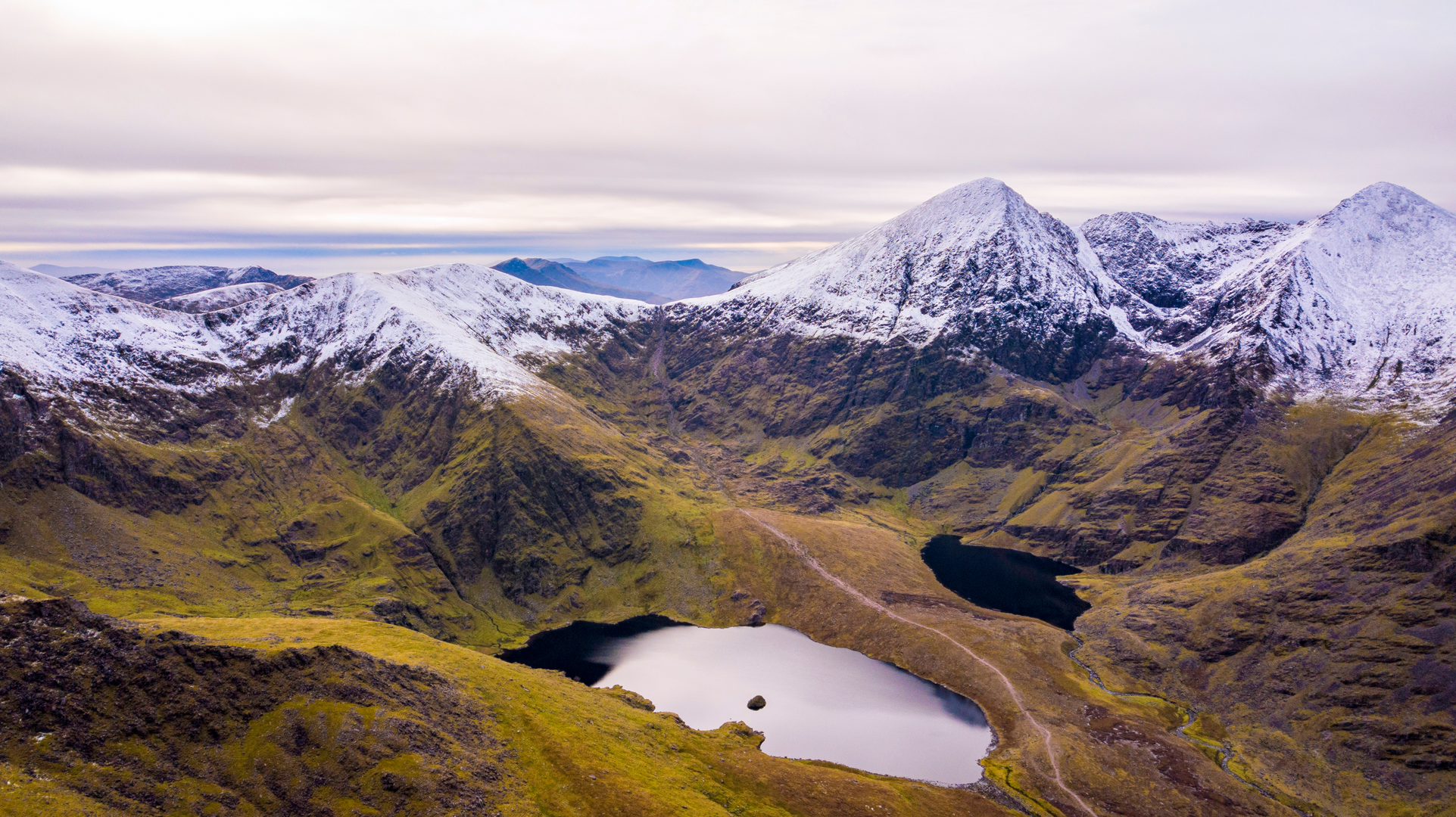 An image depicting the trail Carrauntoohil via O'Sheas Gully and its surrounding area.
