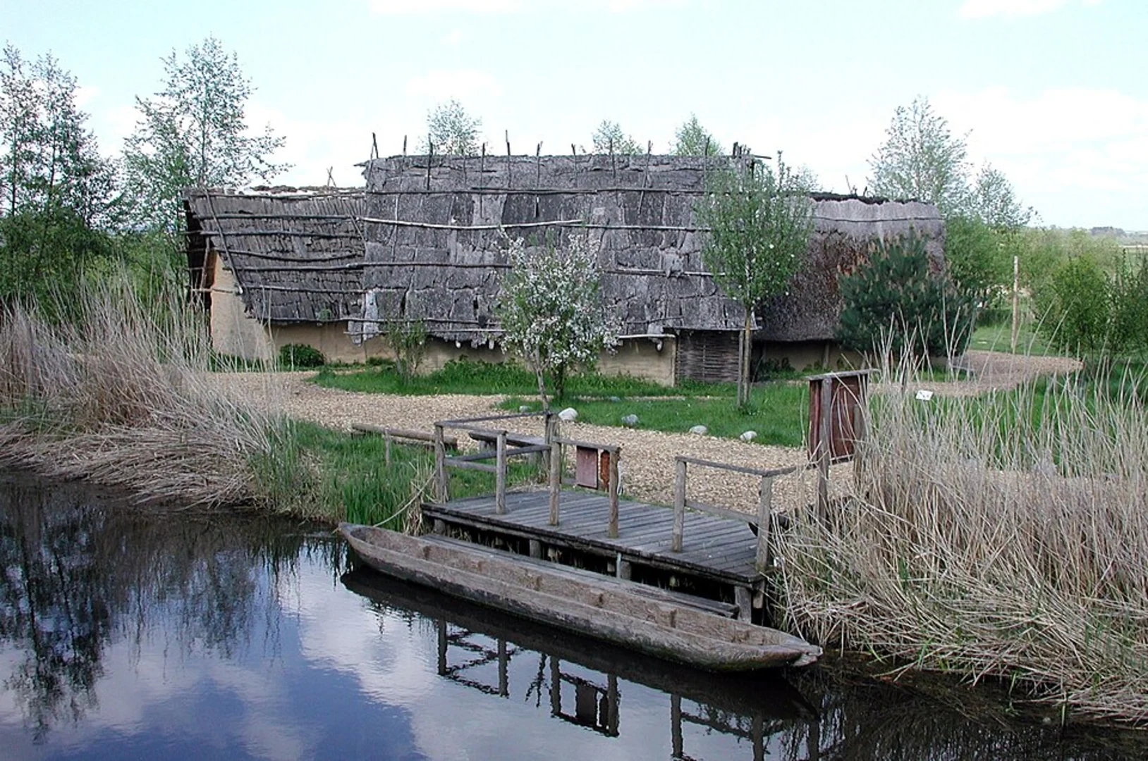An image depicting the trail Stiftsmuseum, Federseemus and Federsee Walk and its surrounding area.