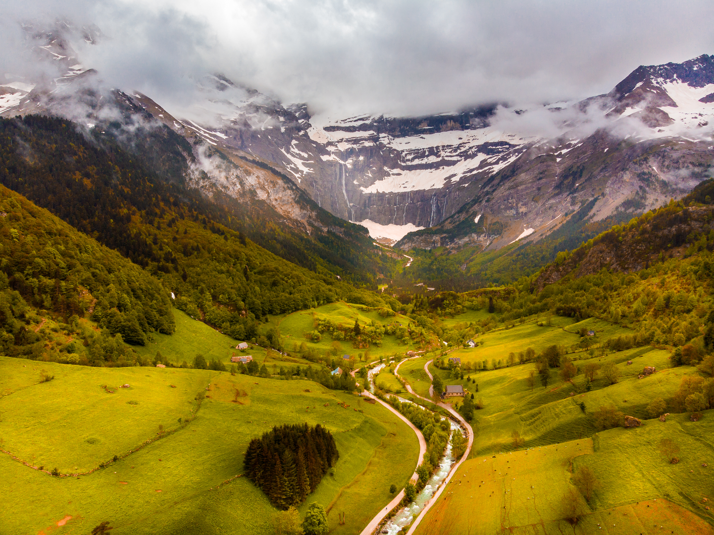 An image depicting the trail Cirque De Gavarnie and its surrounding area.