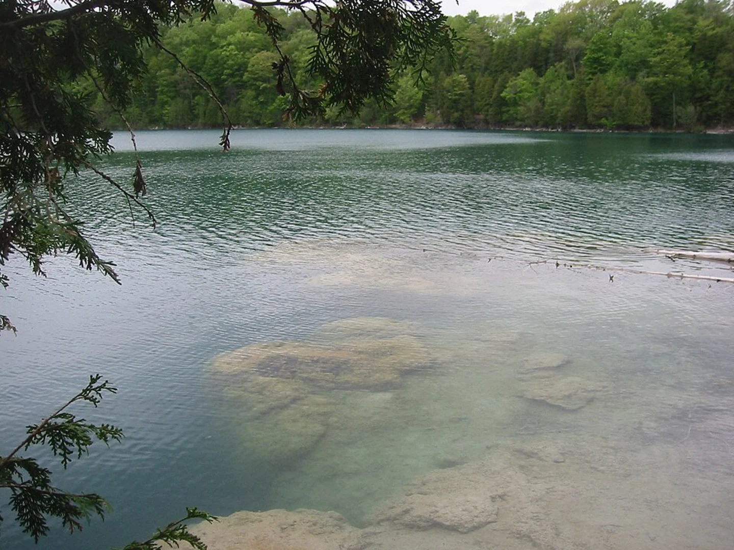 An image depicting the trail Green Lake and Round Lake Loop Trail and its surrounding area.