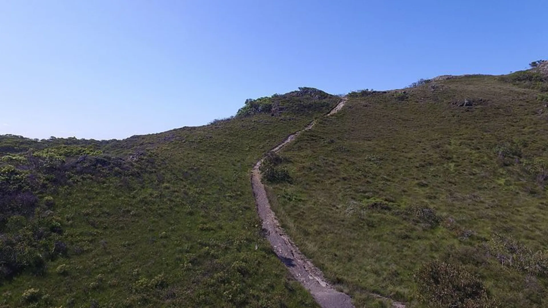 An image depicting the trail Emu Mountain Summit Walk and its surrounding area.