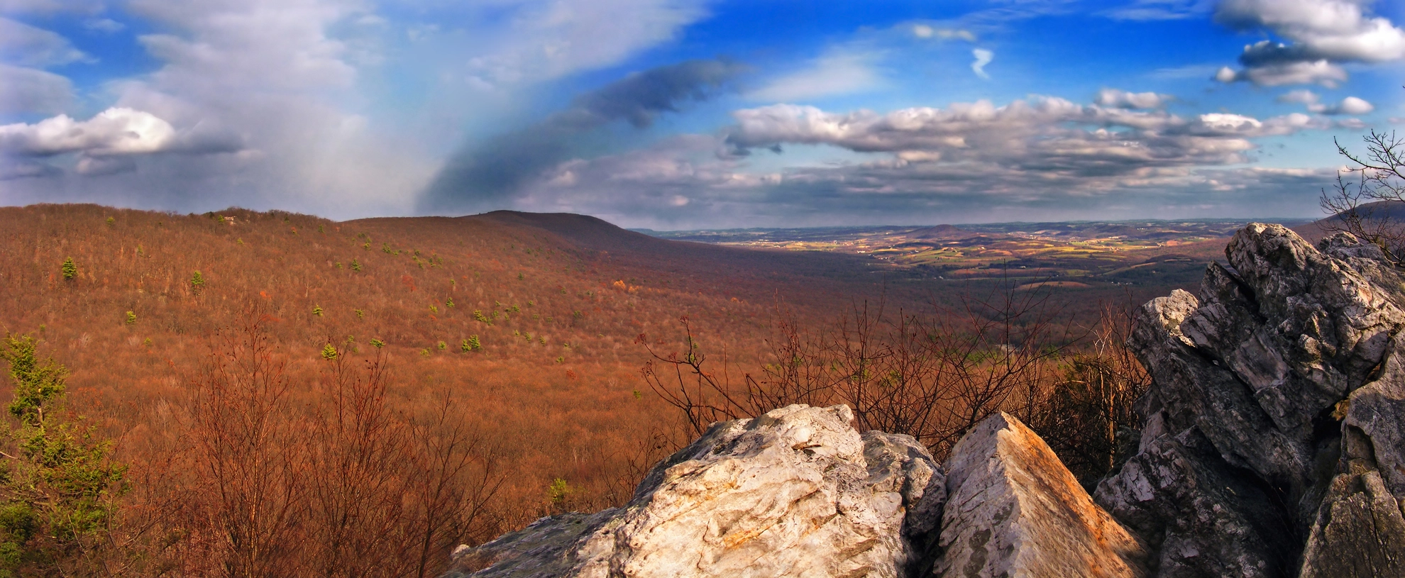 An image depicting the trail Hawk Mountain Loop Trail and its surrounding area.