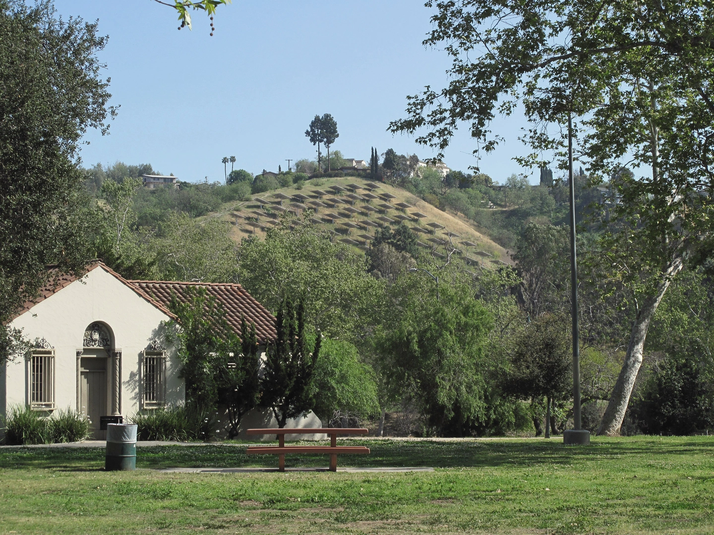 An image depicting the trail Arroyo del Valle Regional and Wagon Road Loop Trail and its surrounding area.