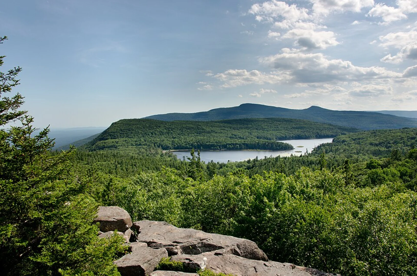 An image depicting the trail South Mountain and North and South Lake Loop via Escarpment Trail and its surrounding area.